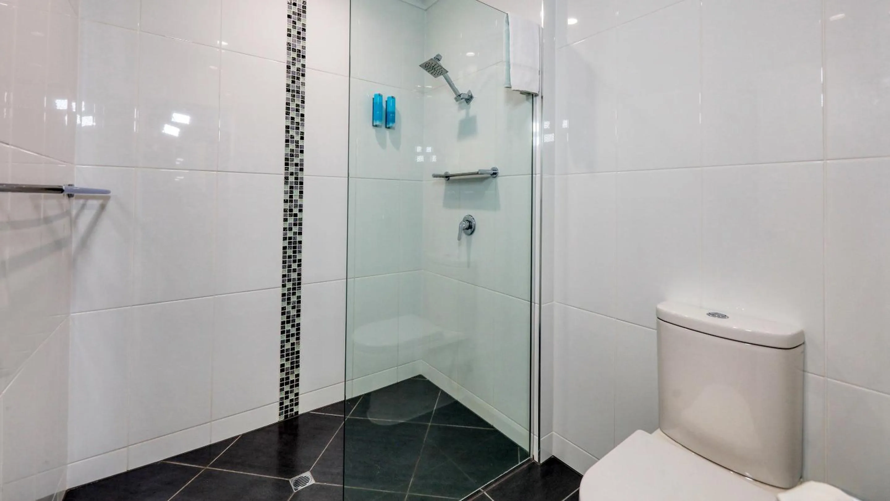 Shower in Best Western Cattle City Motor Inn