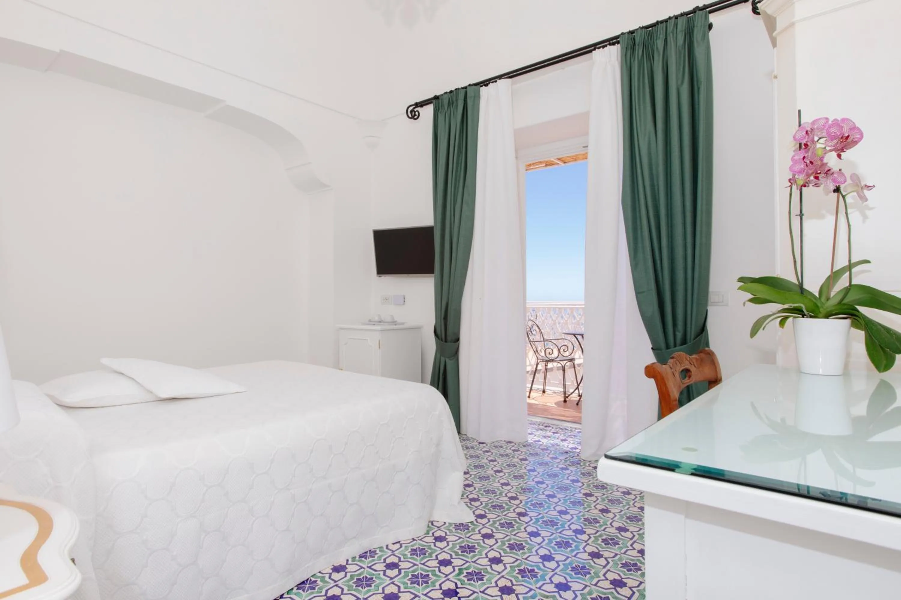 Coffee/tea facilities, Bed in La Bizantina Luxury Villa