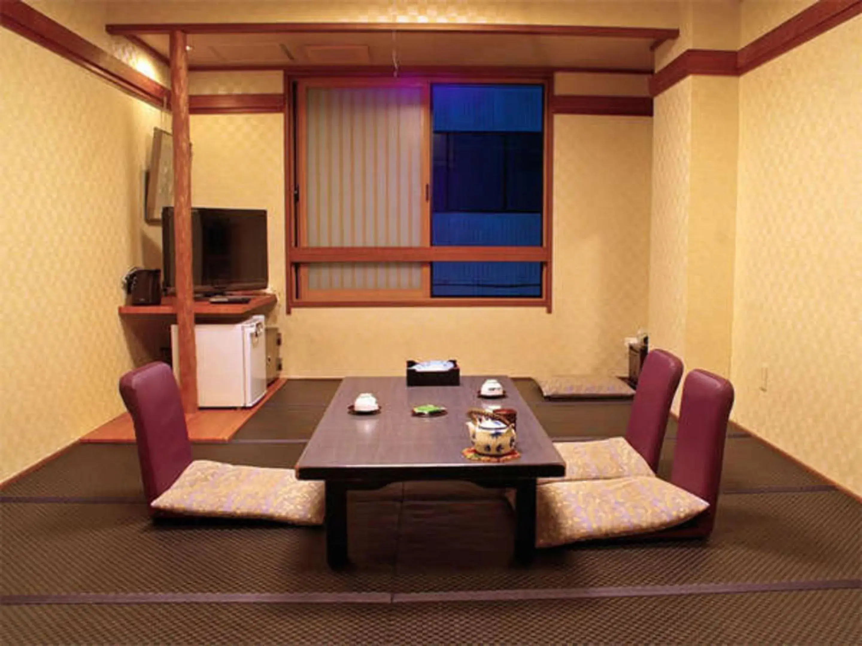 Photo of the whole room, Seating Area in Ryokan Satomo