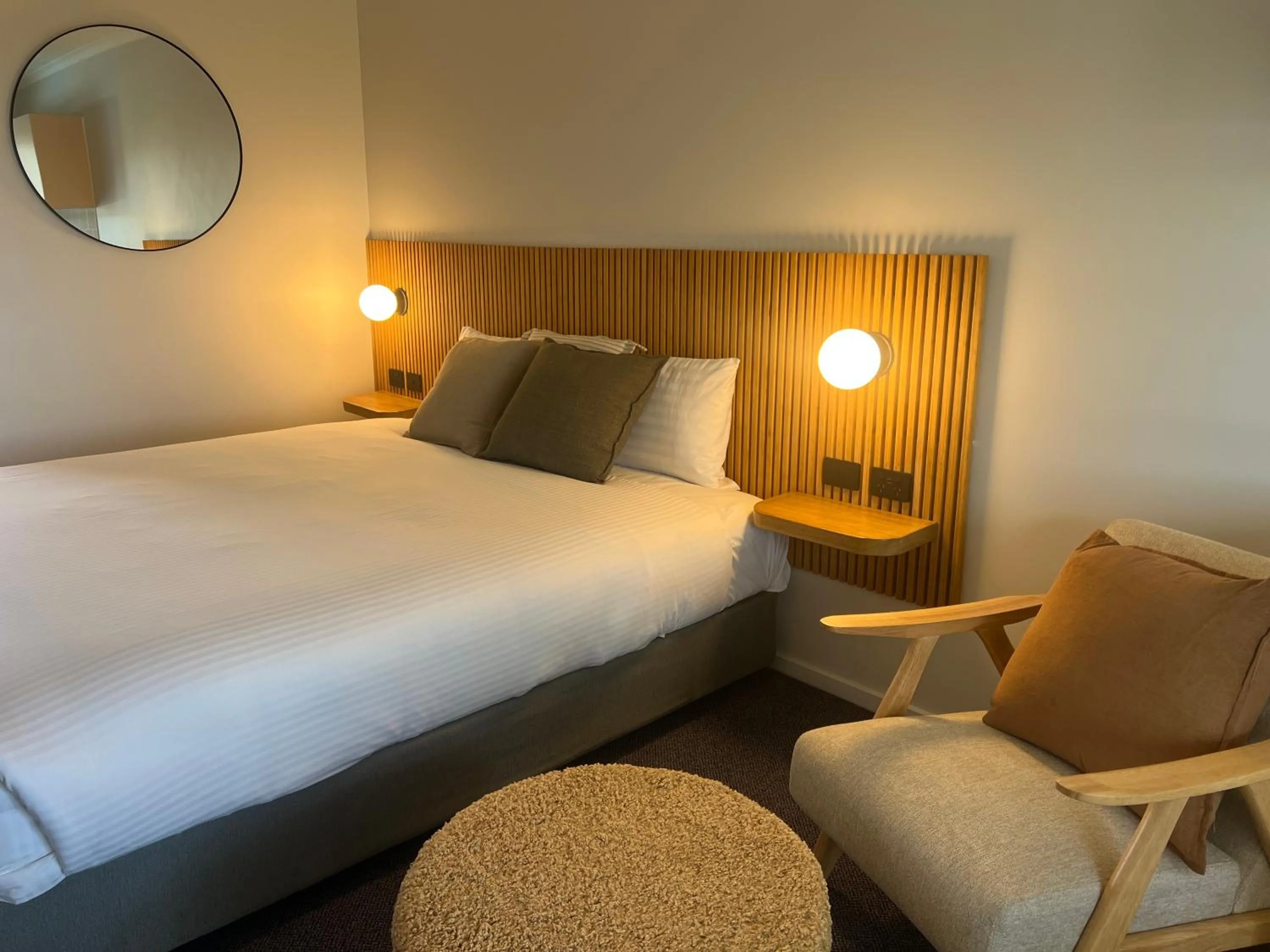 Living room, Bed in South Seas Motel