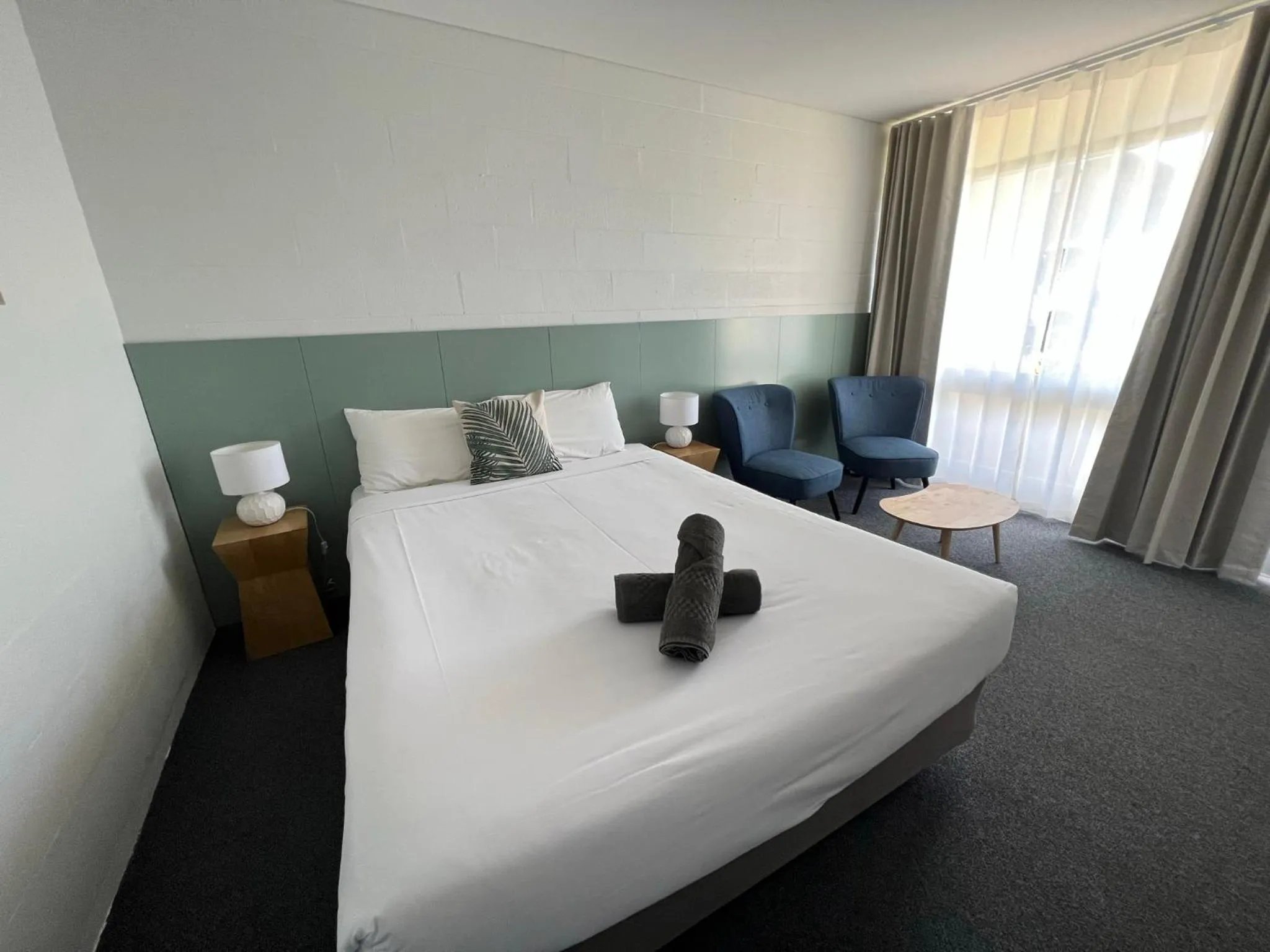 Photo of the whole room, Bed in South Seas Motel