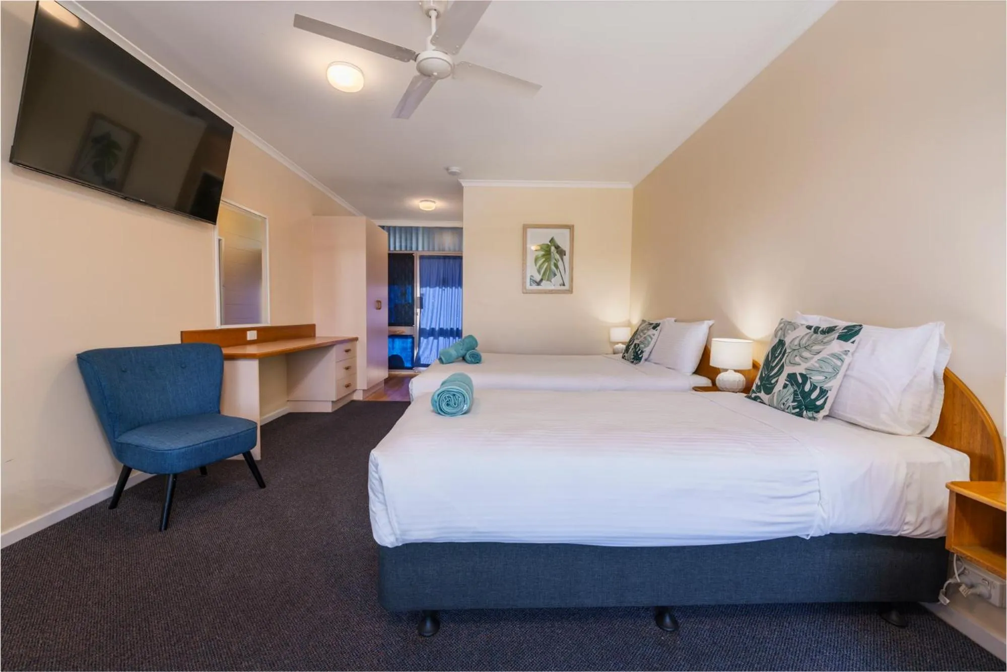 Photo of the whole room, Bed in South Seas Motel