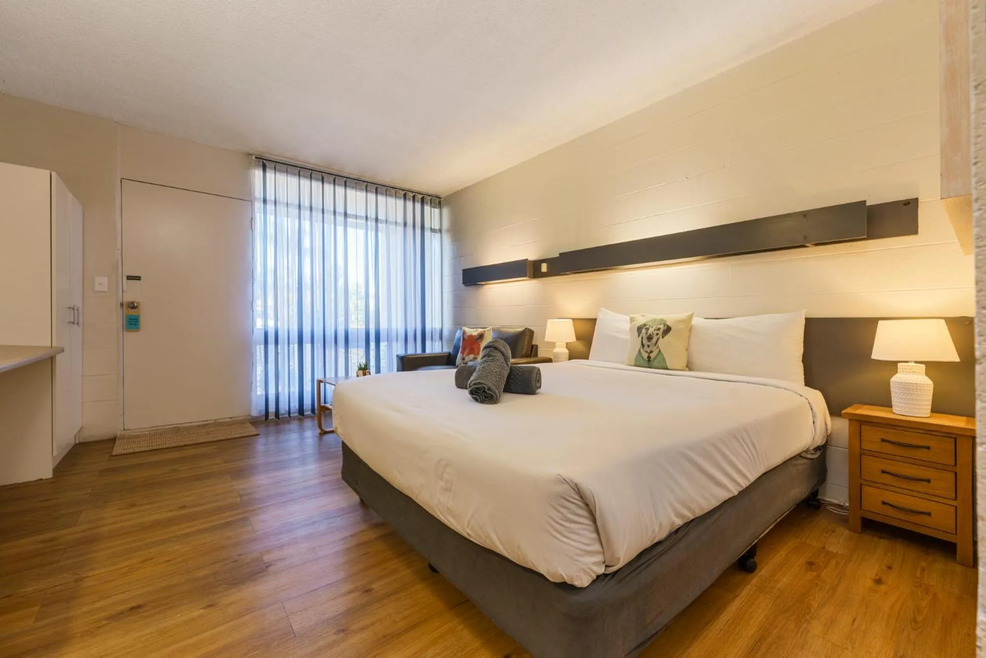 Pets, Bed in South Seas Motel