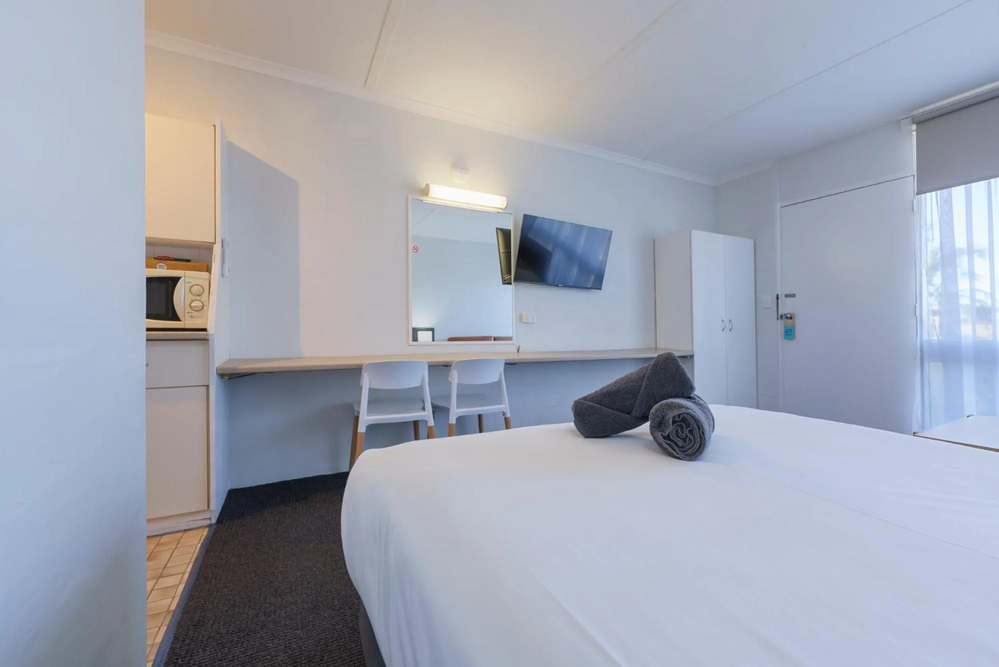 Photo of the whole room, Bed in South Seas Motel