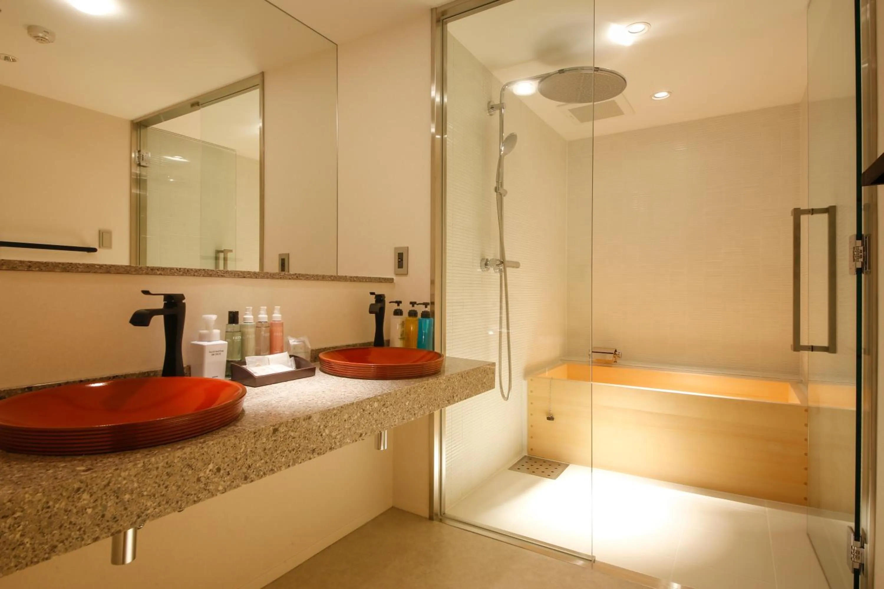 Shower in Hotel Honnoji