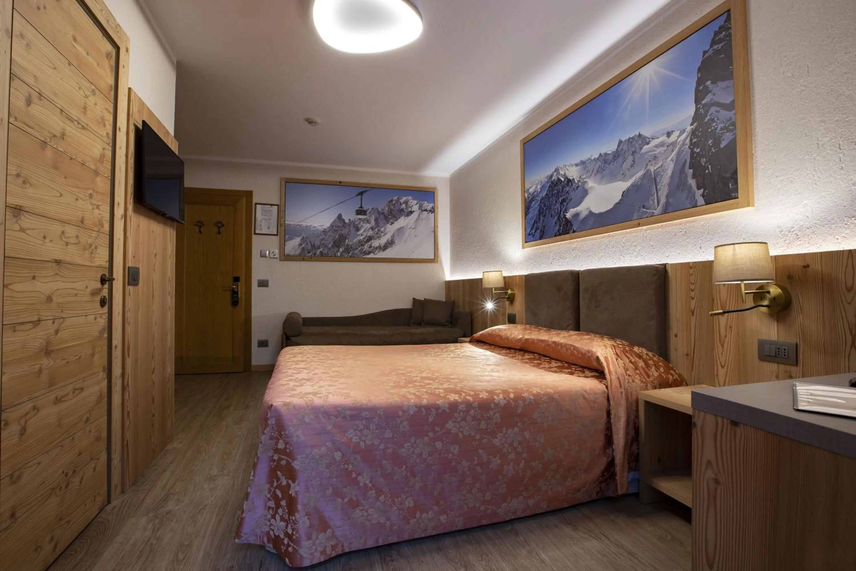 Photo of the whole room, Bed in Hotel Des Glaciers