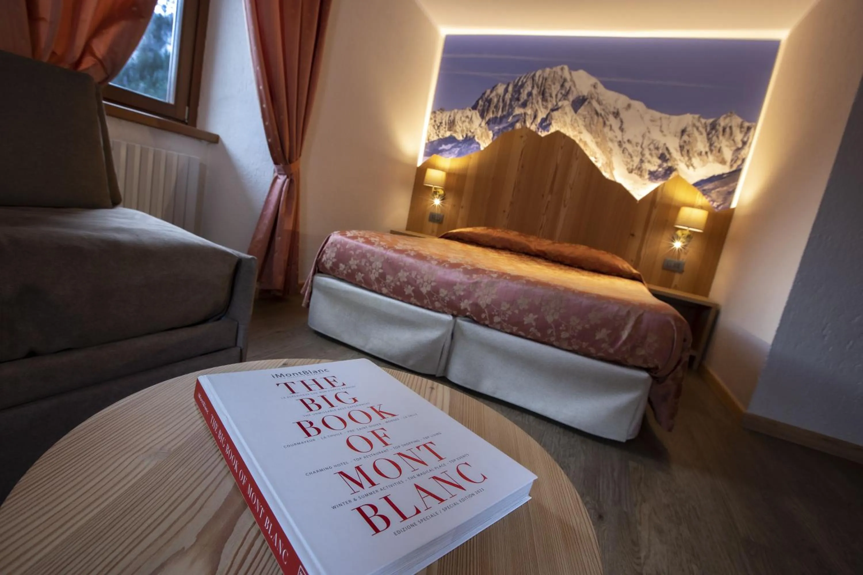 Photo of the whole room, Bed in Hotel Des Glaciers