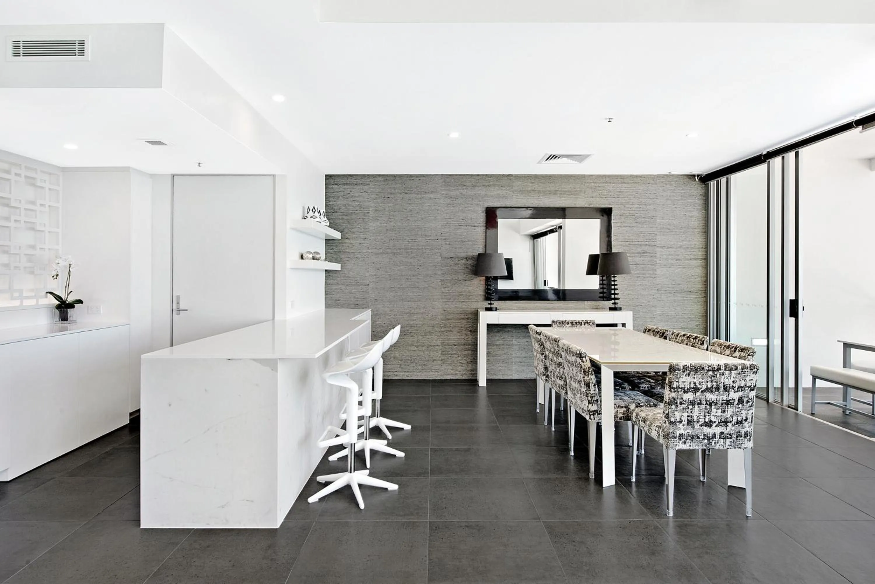 Dining area in ULTIQA Air On Broadbeach