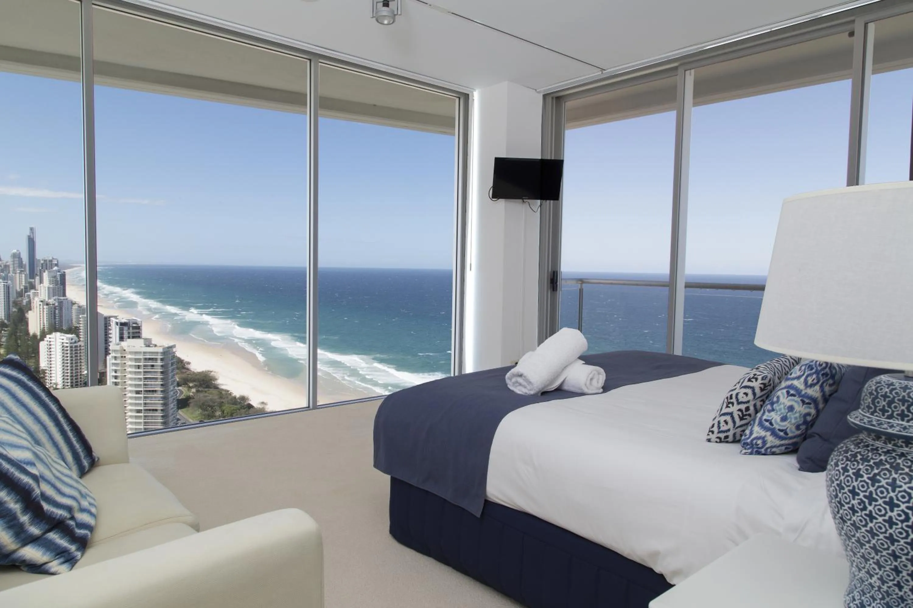 Photo of the whole room, Bed in ULTIQA Air On Broadbeach