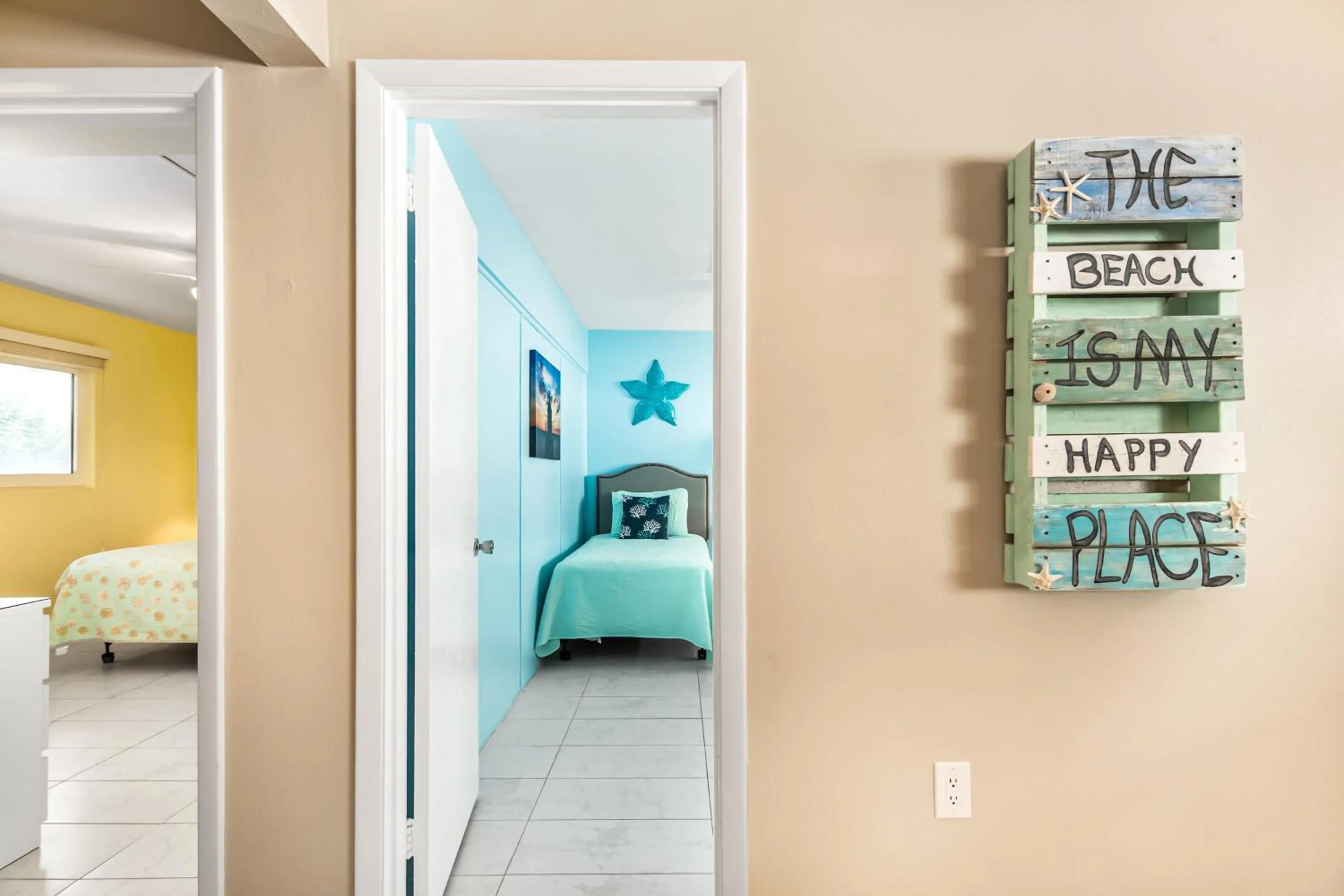Bedroom, Bed in Island House