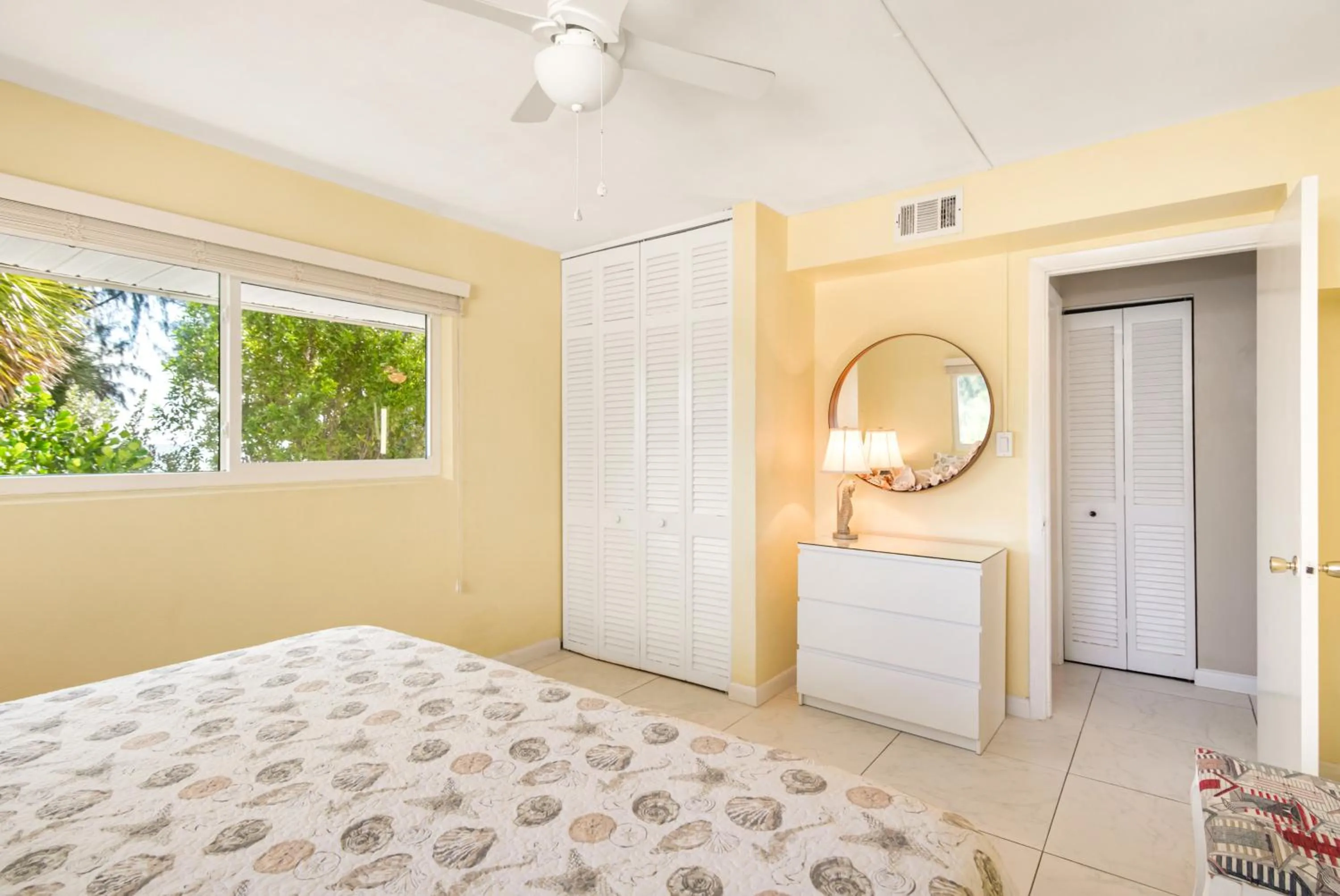 Bedroom, Bed in Island House