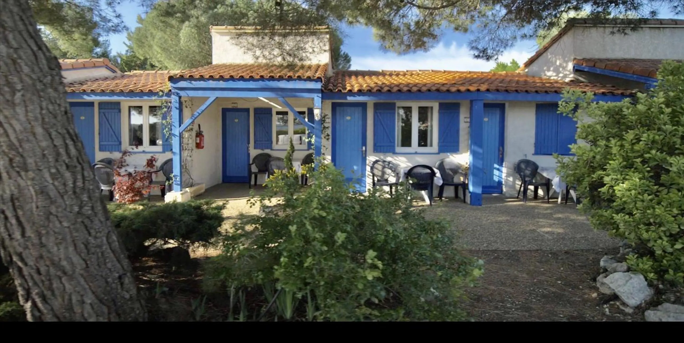 Property building in Hotel Des 4 Vents "Esprit Camargue" Parking Privé securisé