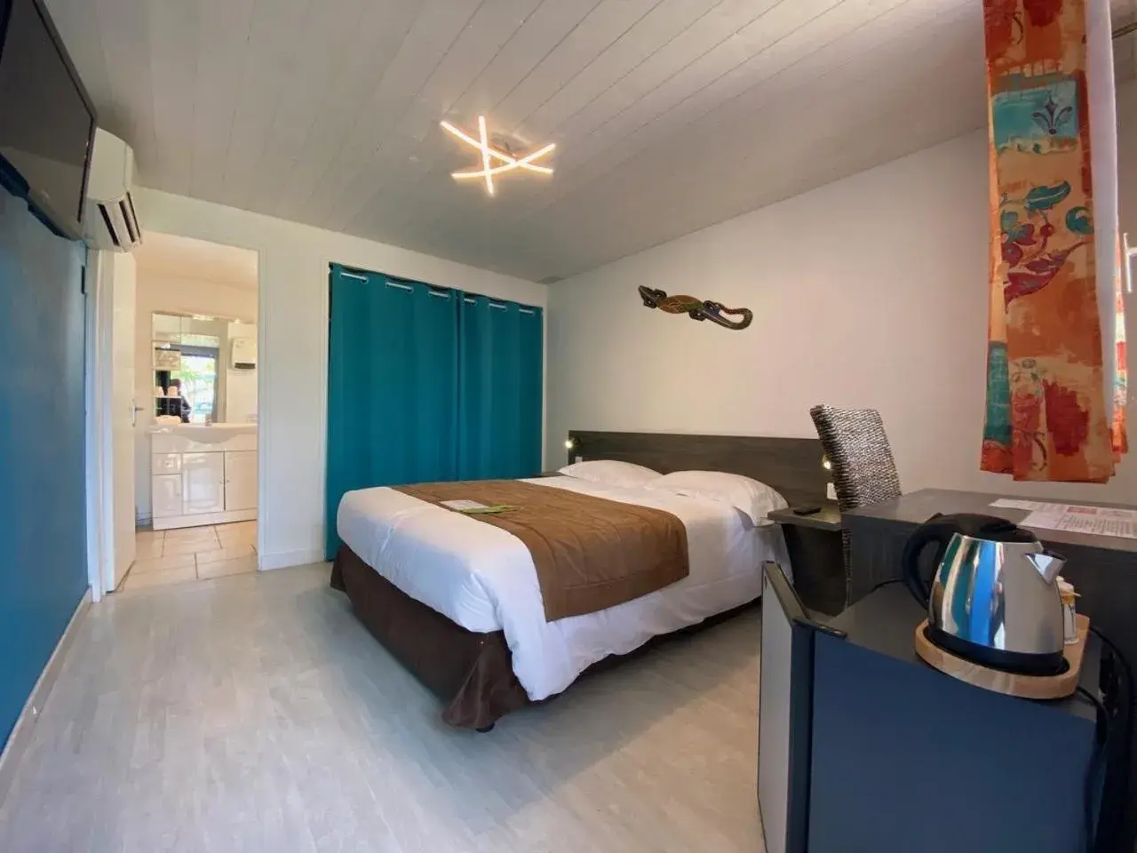 Double Room with Private Bathroom in Hotel Des 4 Vents "Esprit Camargue" Parking Privé securisé Double Room with Private Bathroom in Hotel Des 4 Vents "Esprit Camargue" Parking Privé securisé