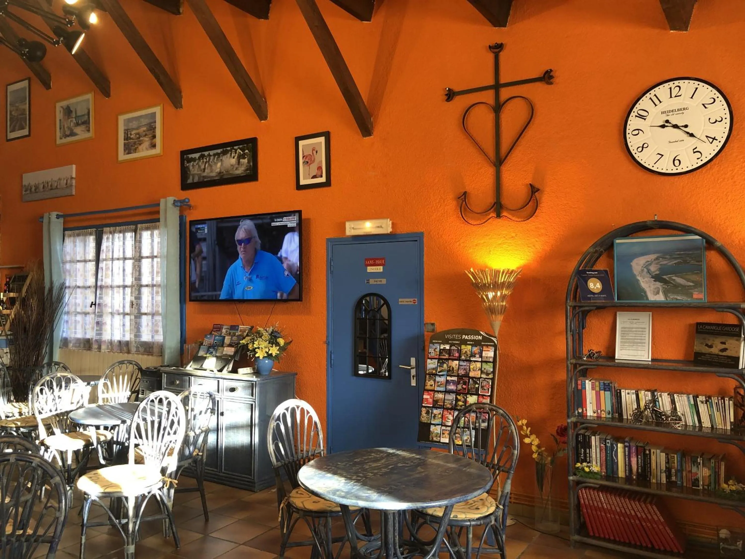 Lobby or reception in Hotel Des 4 Vents "Esprit Camargue" Parking Privé securisé