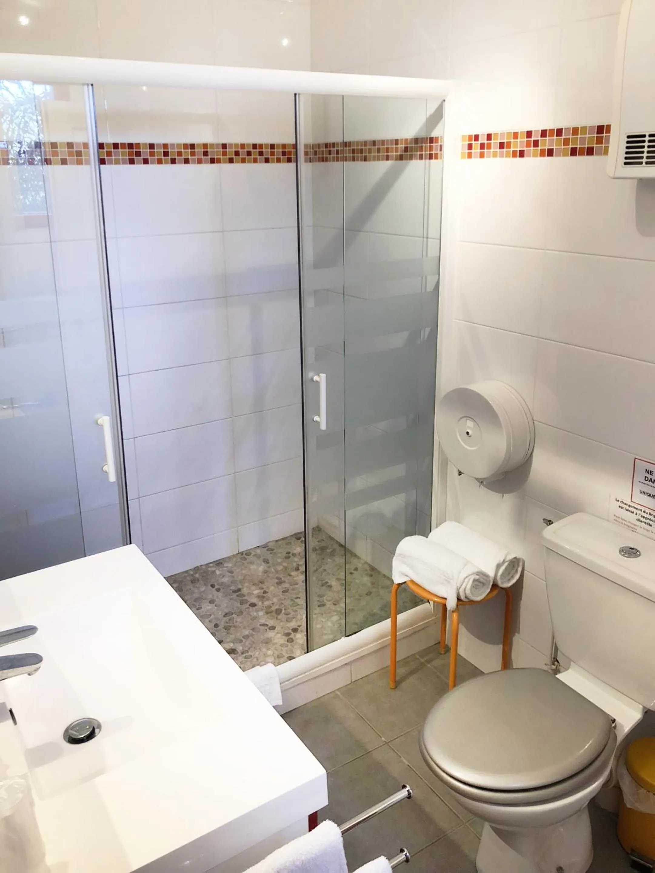 Bathroom in Hotel Des 4 Vents "Esprit Camargue" Parking Privé securisé