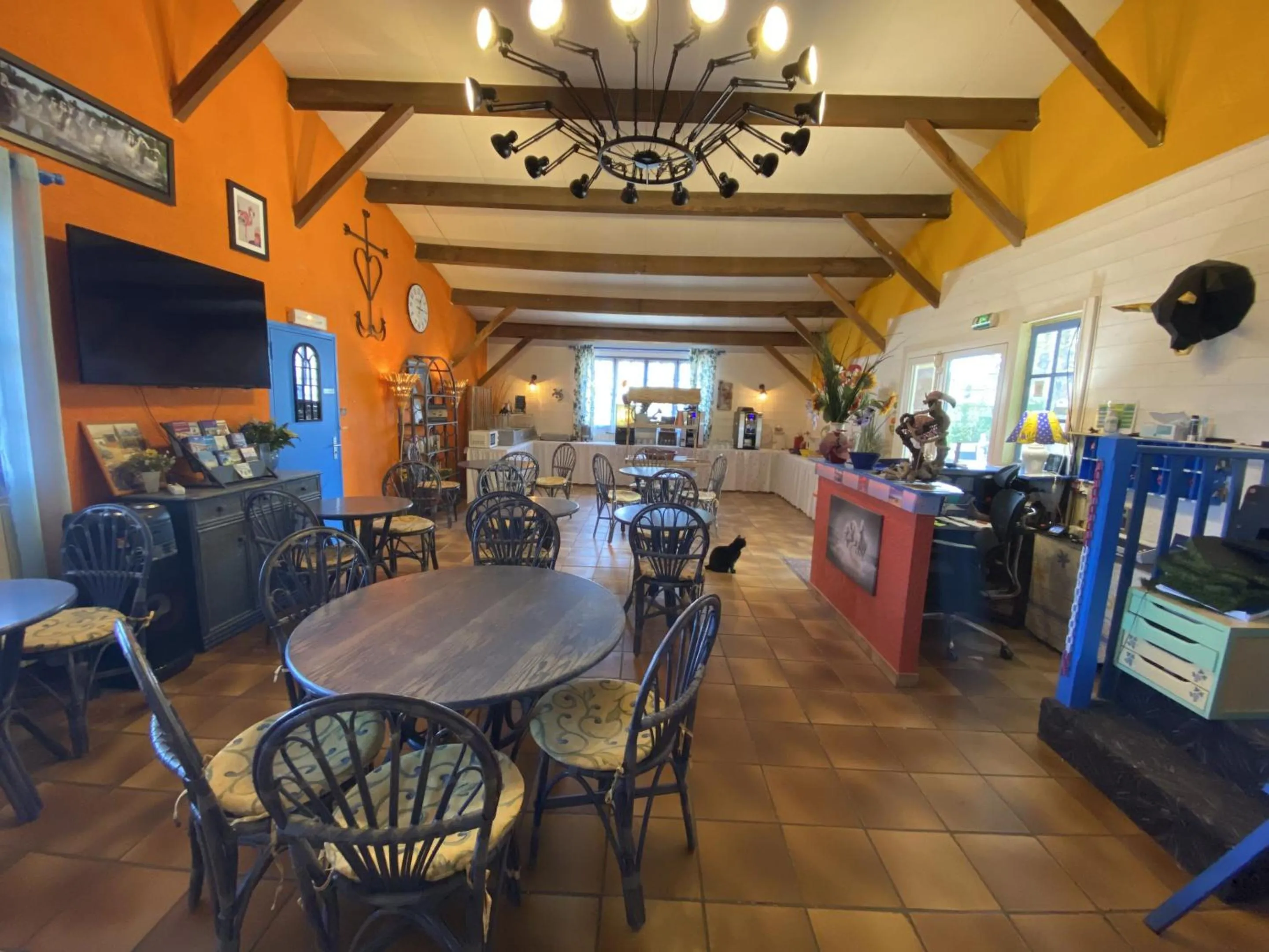 Breakfast in Hotel Des 4 Vents "Esprit Camargue" Parking Privé securisé