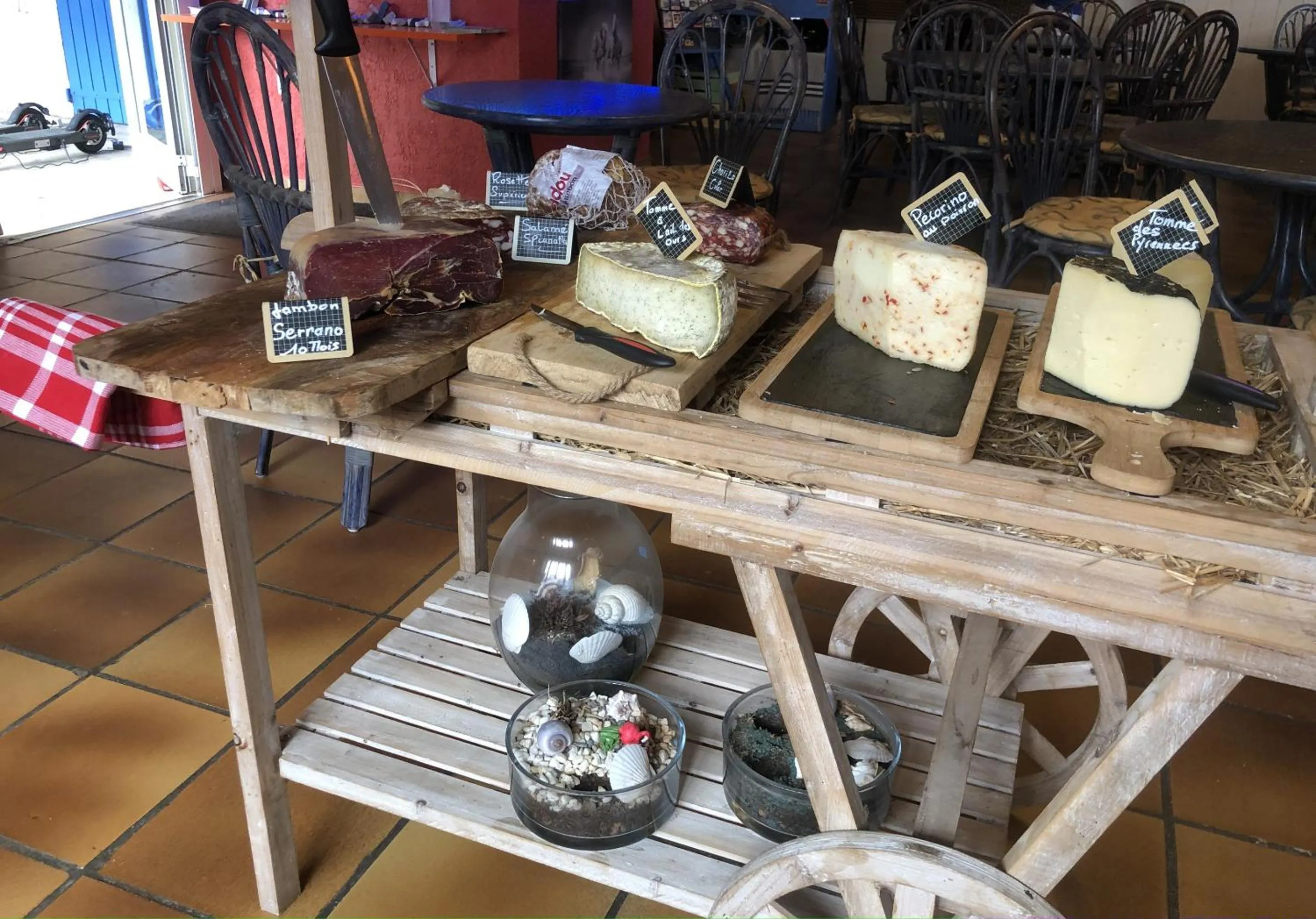 Breakfast in Hotel Des 4 Vents "Esprit Camargue" Parking Privé securisé