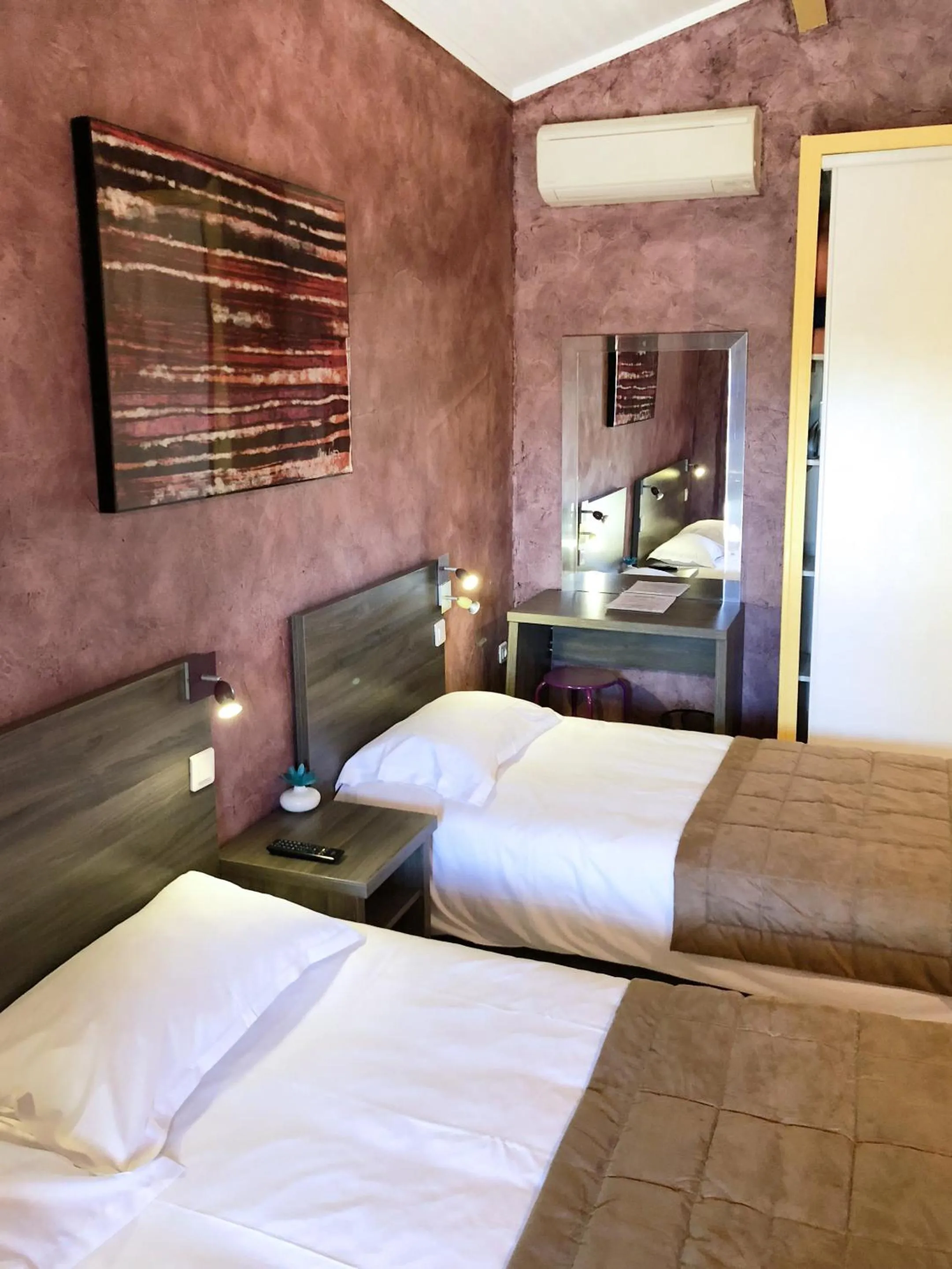 Bedroom, Bed in Hotel Des 4 Vents "Esprit Camargue" Parking Privé securisé