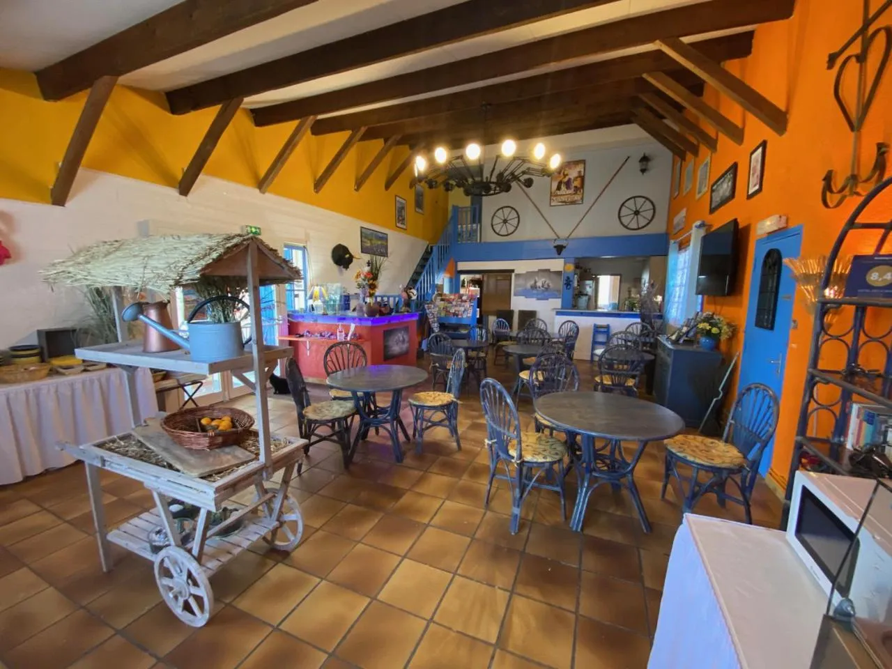 Lobby or reception in Hotel Des 4 Vents "Esprit Camargue" Parking Privé securisé