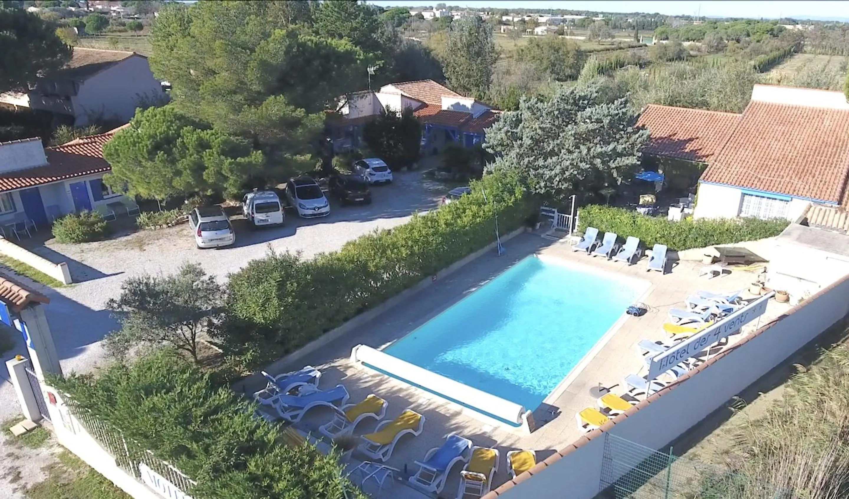 Property building in Hotel Des 4 Vents "Esprit Camargue" Parking Privé securisé