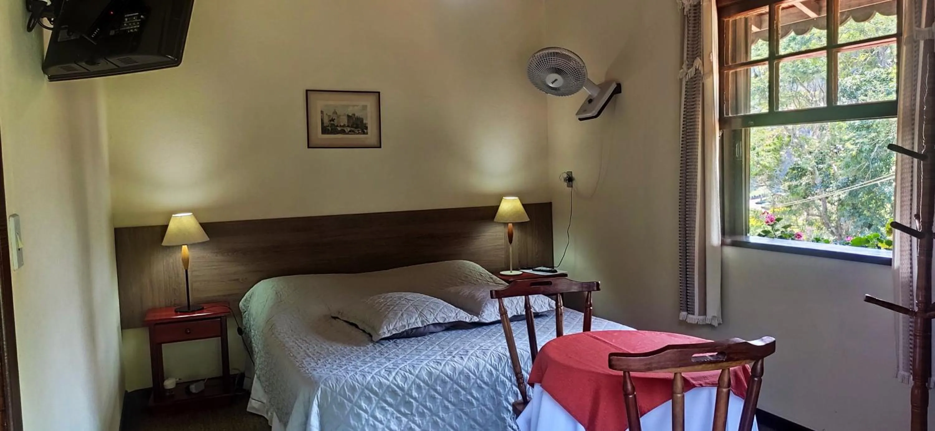 Photo of the whole room, Bed in Pousada Taverna do Golf