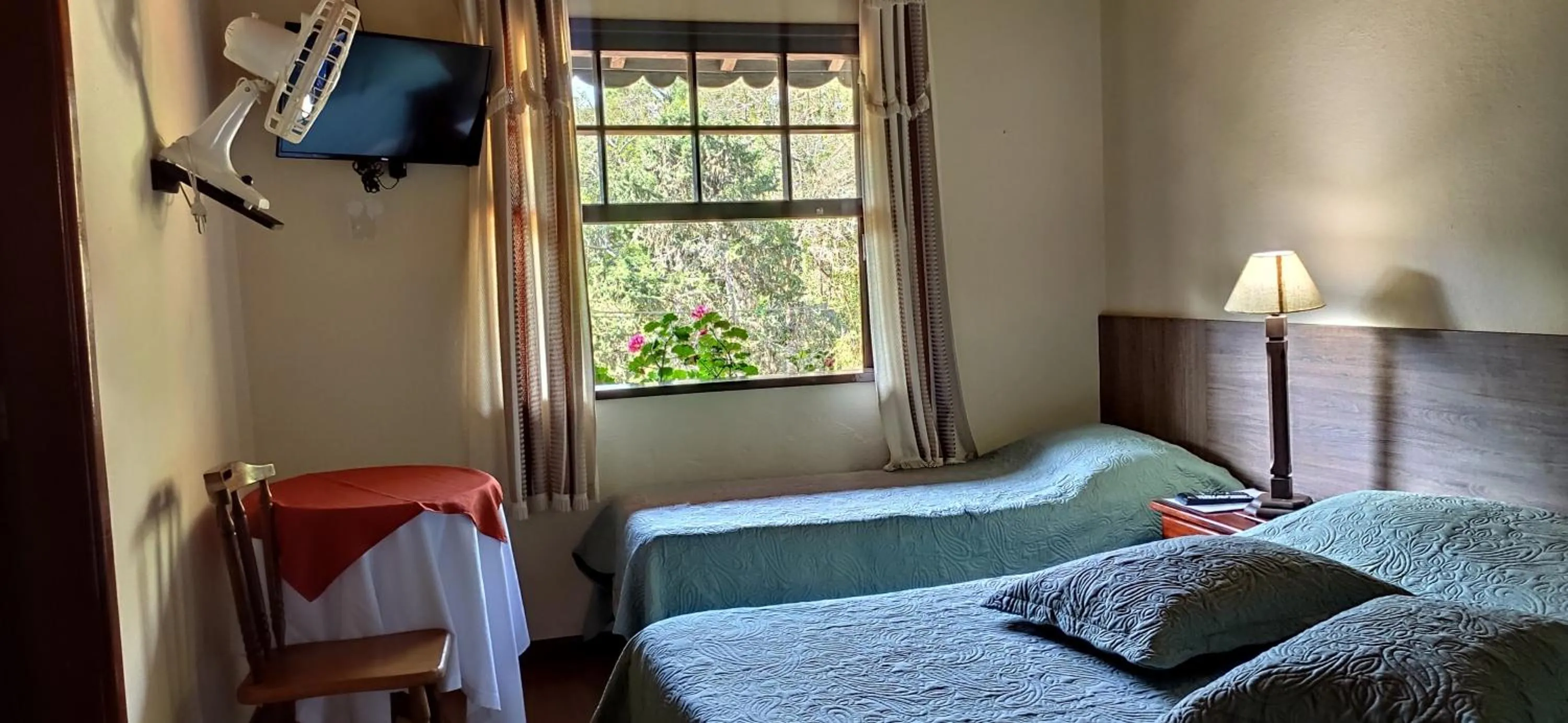 Photo of the whole room, Bed in Pousada Taverna do Golf