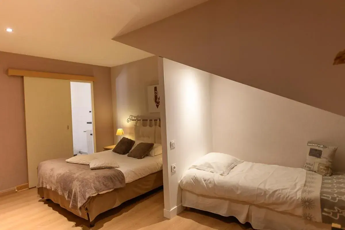 Triple Room in Logis Hôtel Restaurant Le Castel Fleuri Triple Room in Logis Hôtel Restaurant Le Castel Fleuri