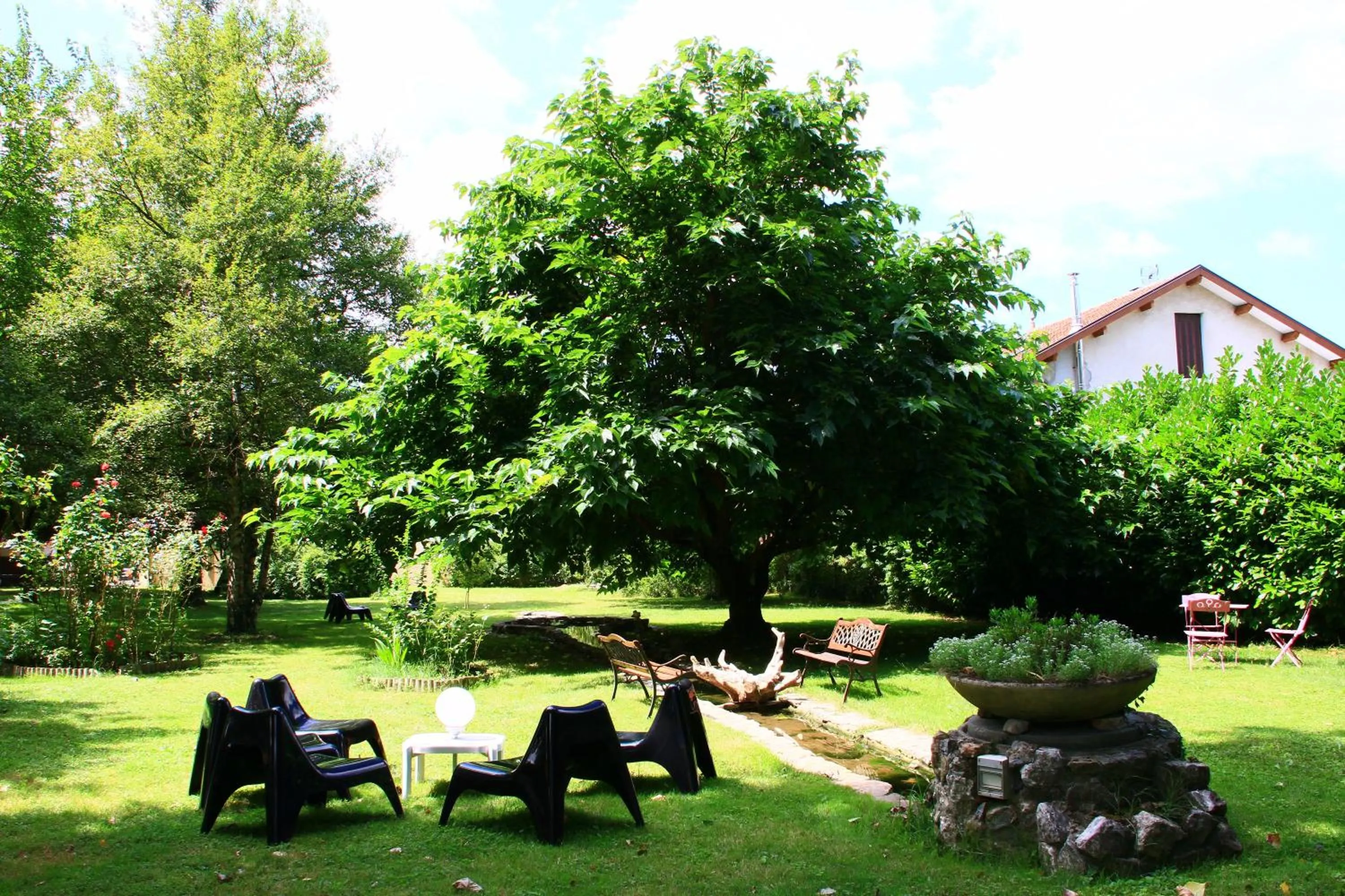 Garden in Logis Hôtel Restaurant Le Castel Fleuri