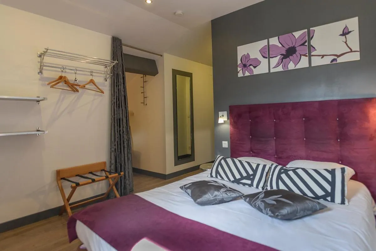 Bedroom, Bed in Logis Hôtel Restaurant Le Castel Fleuri