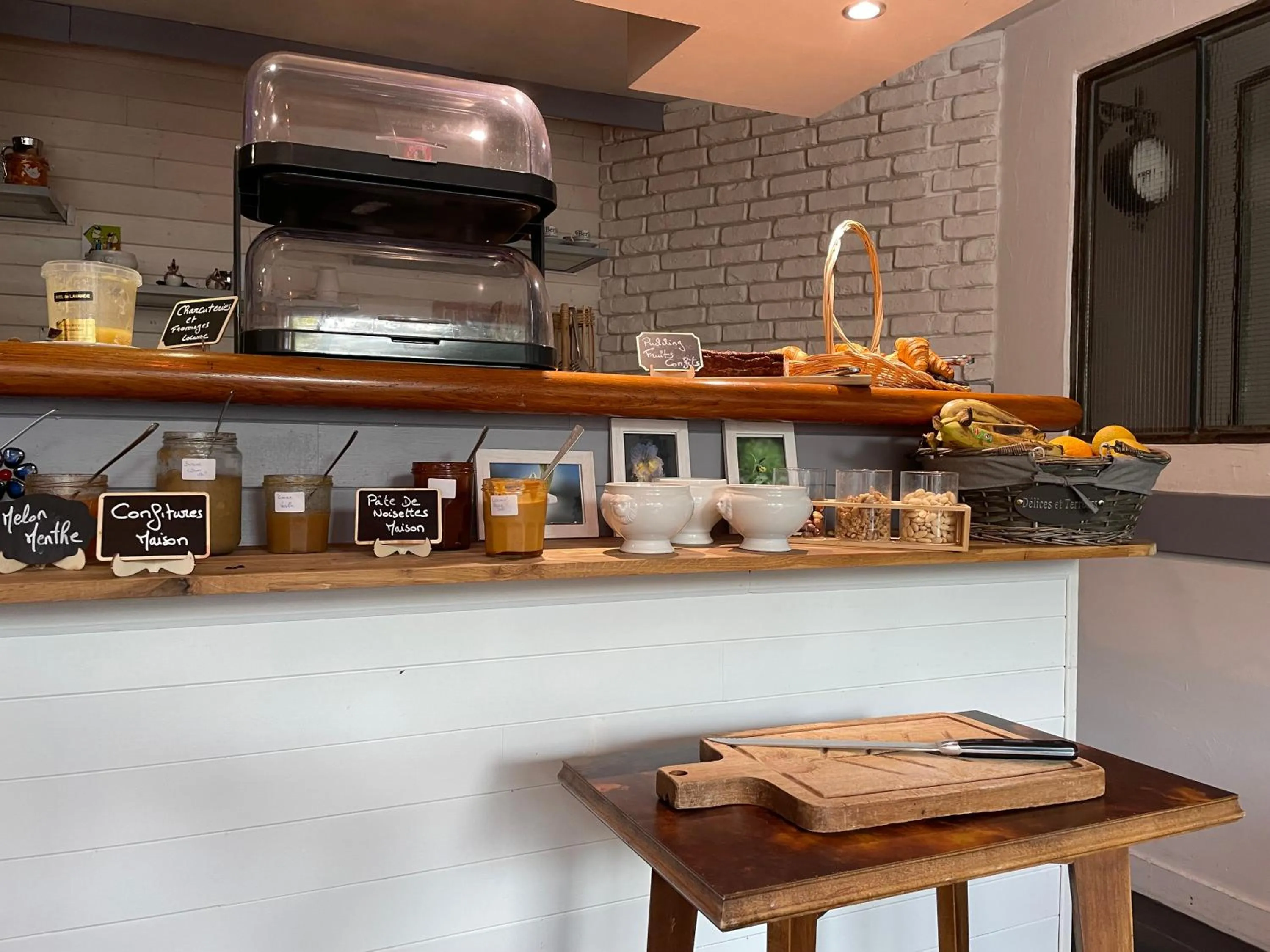 Breakfast in Logis Hôtel Restaurant Le Castel Fleuri