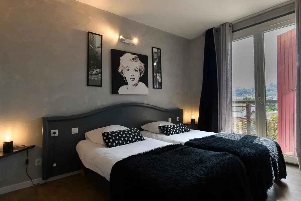 Twin Room in Logis Hôtel Restaurant Le Castel Fleuri Twin Room in Logis Hôtel Restaurant Le Castel Fleuri