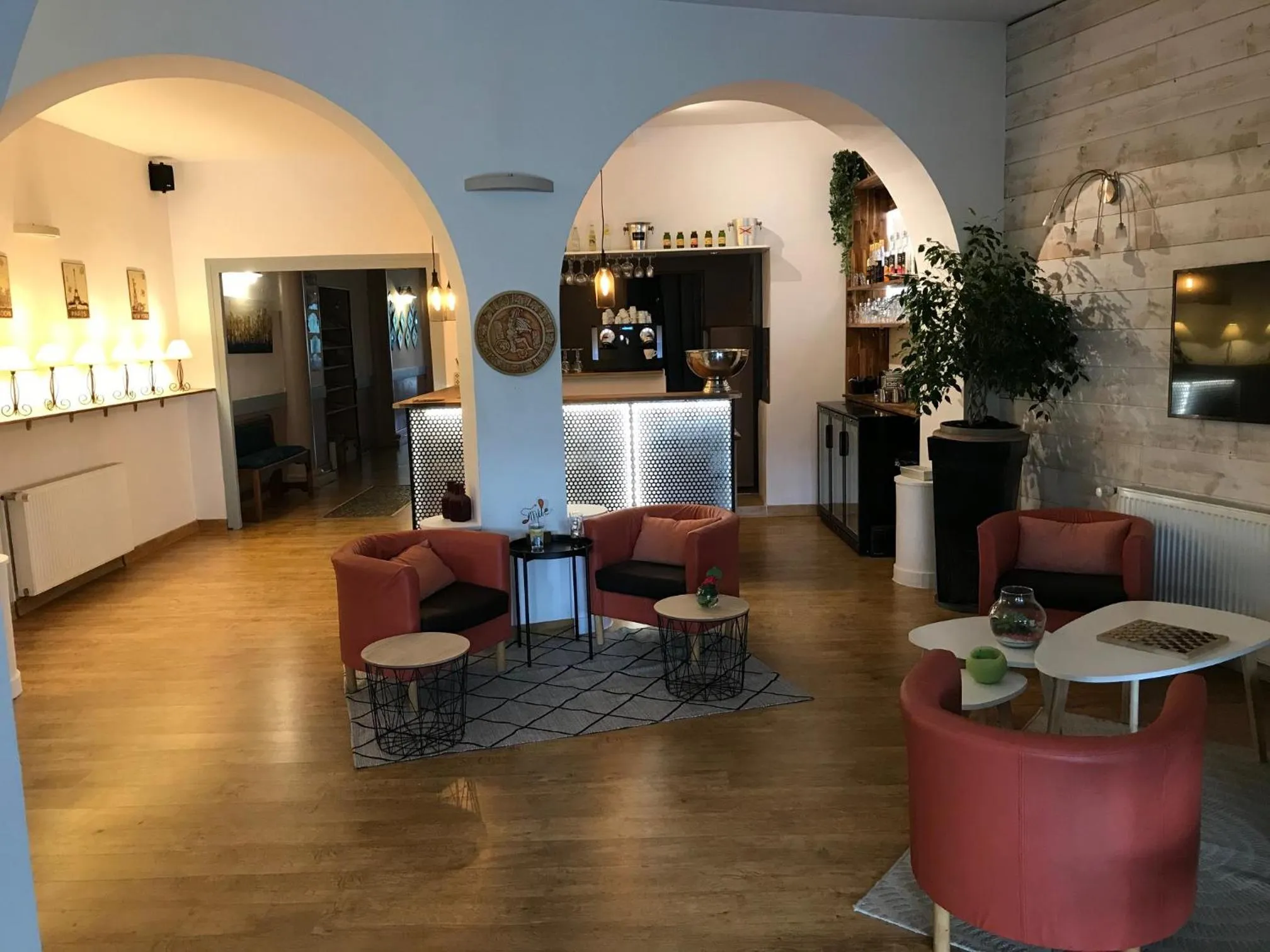 Living room in Logis Hôtel Restaurant Le Castel Fleuri