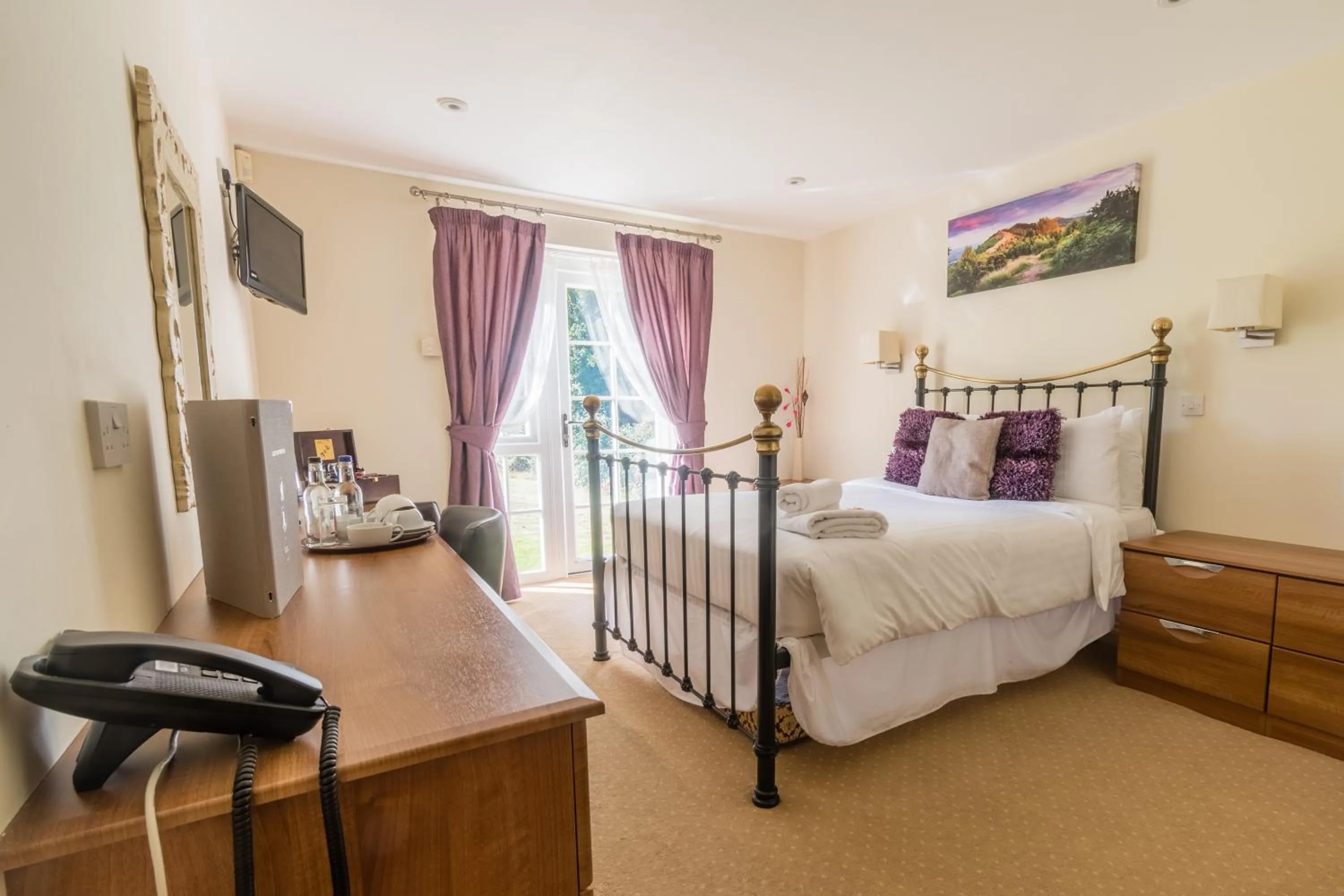 Bed in The Dewdrop Inn