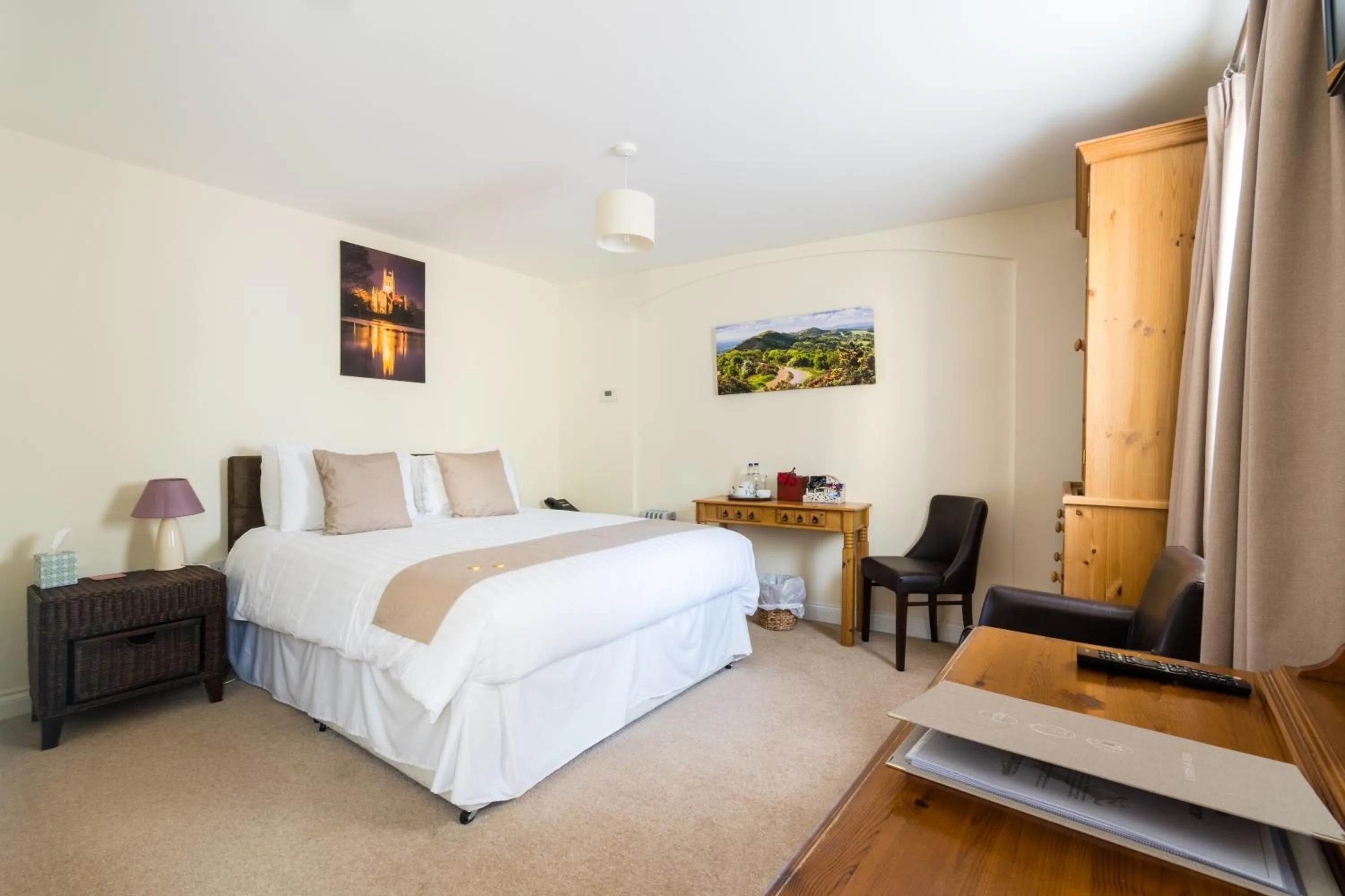 Bed in The Dewdrop Inn