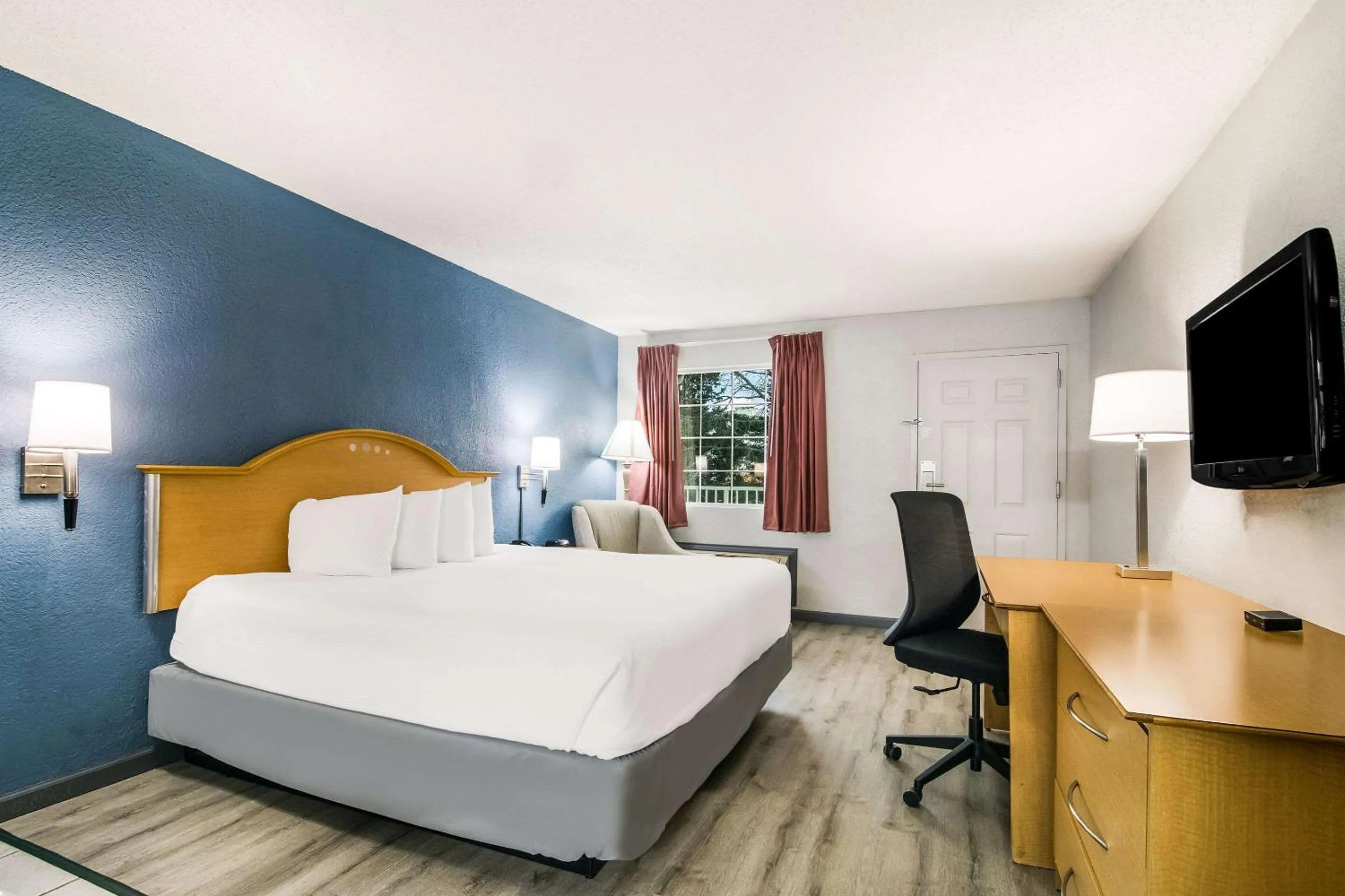 Bed in Econo Lodge Branson Theater District