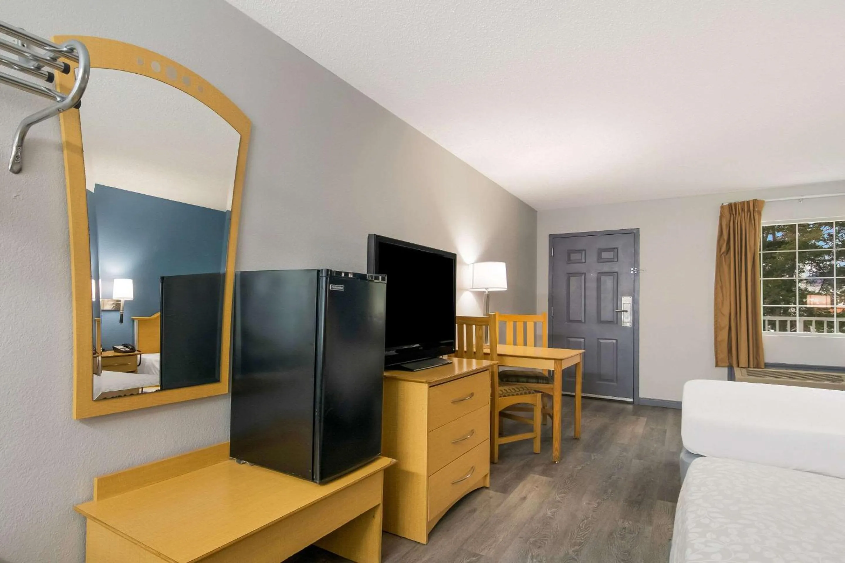 TV and multimedia, Bed in Econo Lodge Branson Theater District