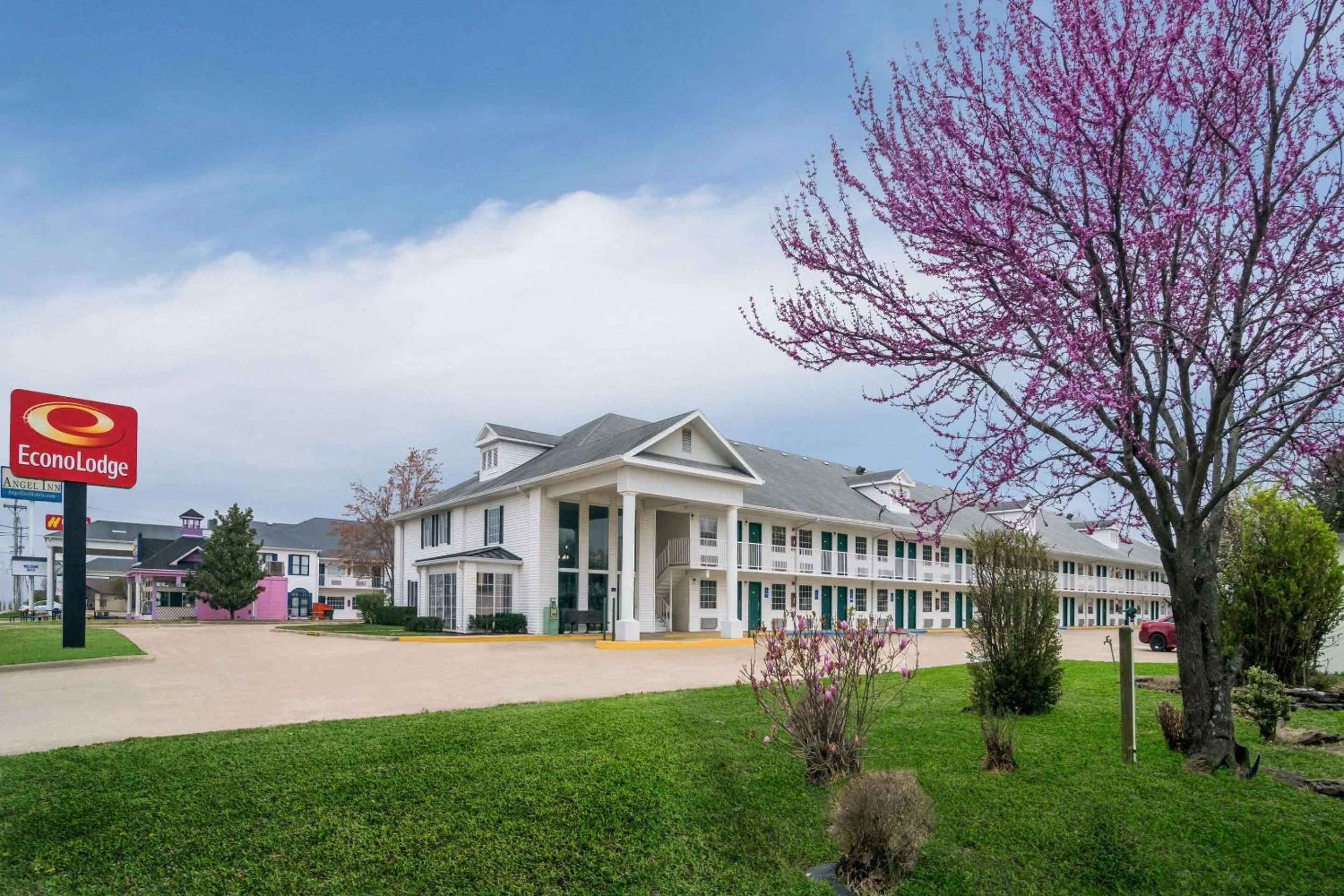 Property building in Econo Lodge Branson Theater District