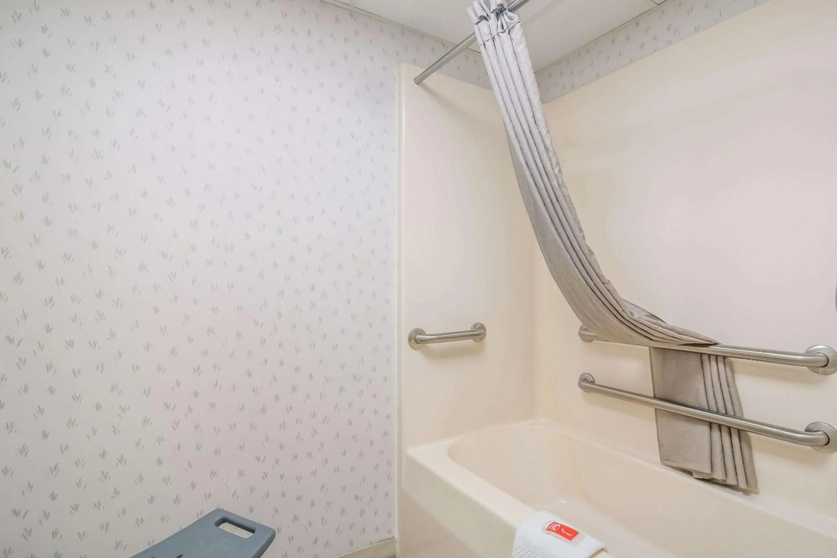 Shower in Econo Lodge Branson Theater District