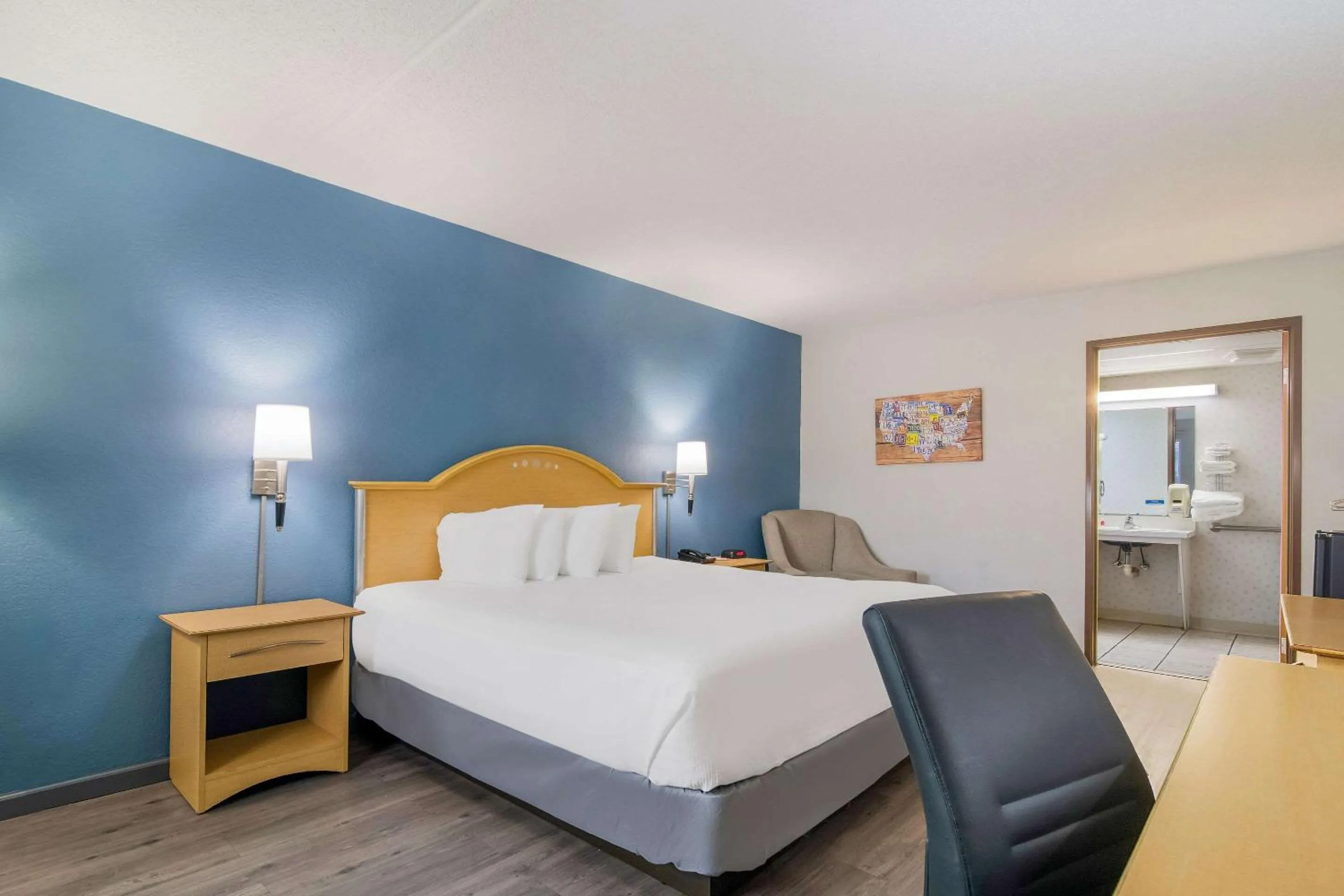 Bed in Econo Lodge Branson Theater District