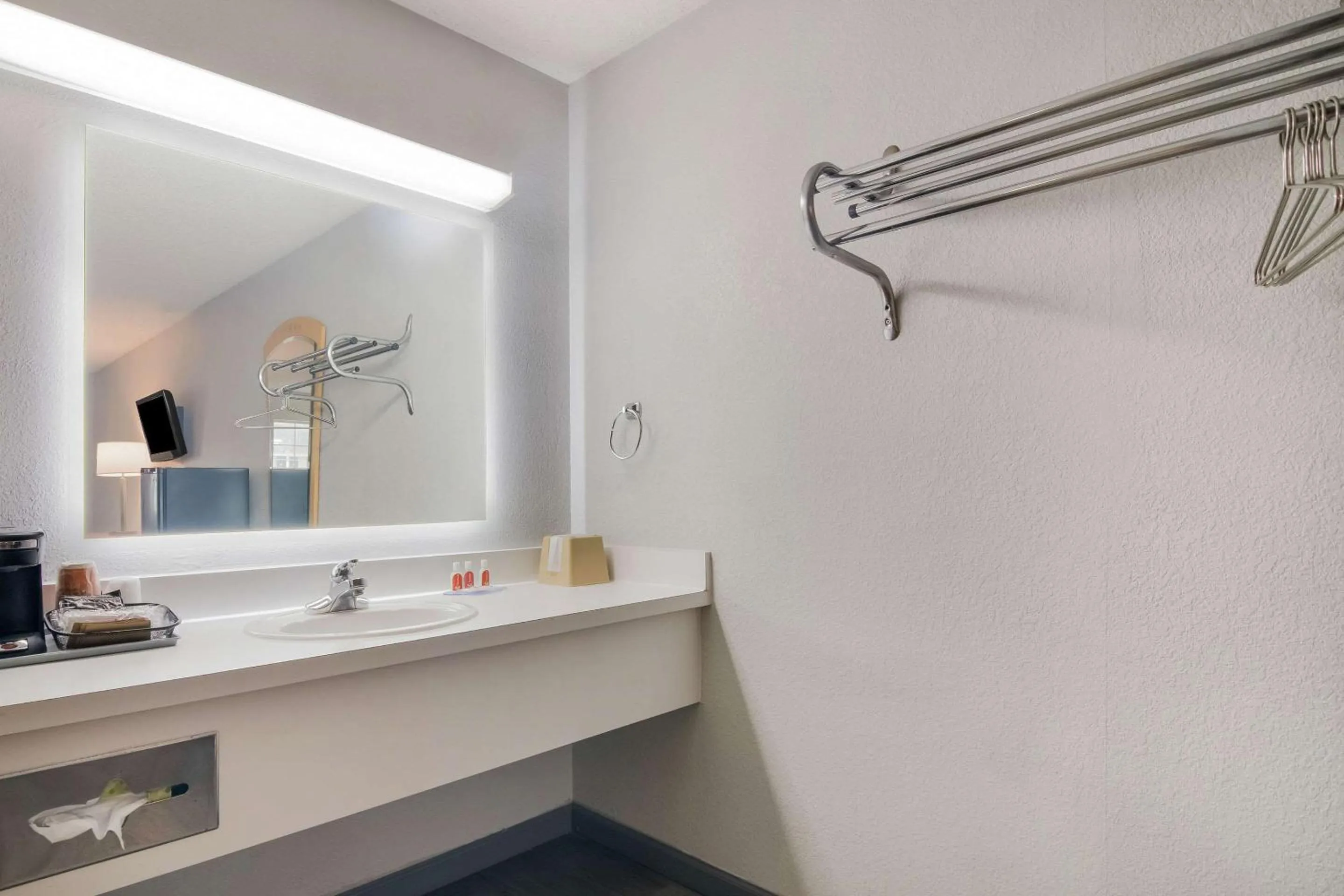 Bathroom in Econo Lodge Branson Theater District