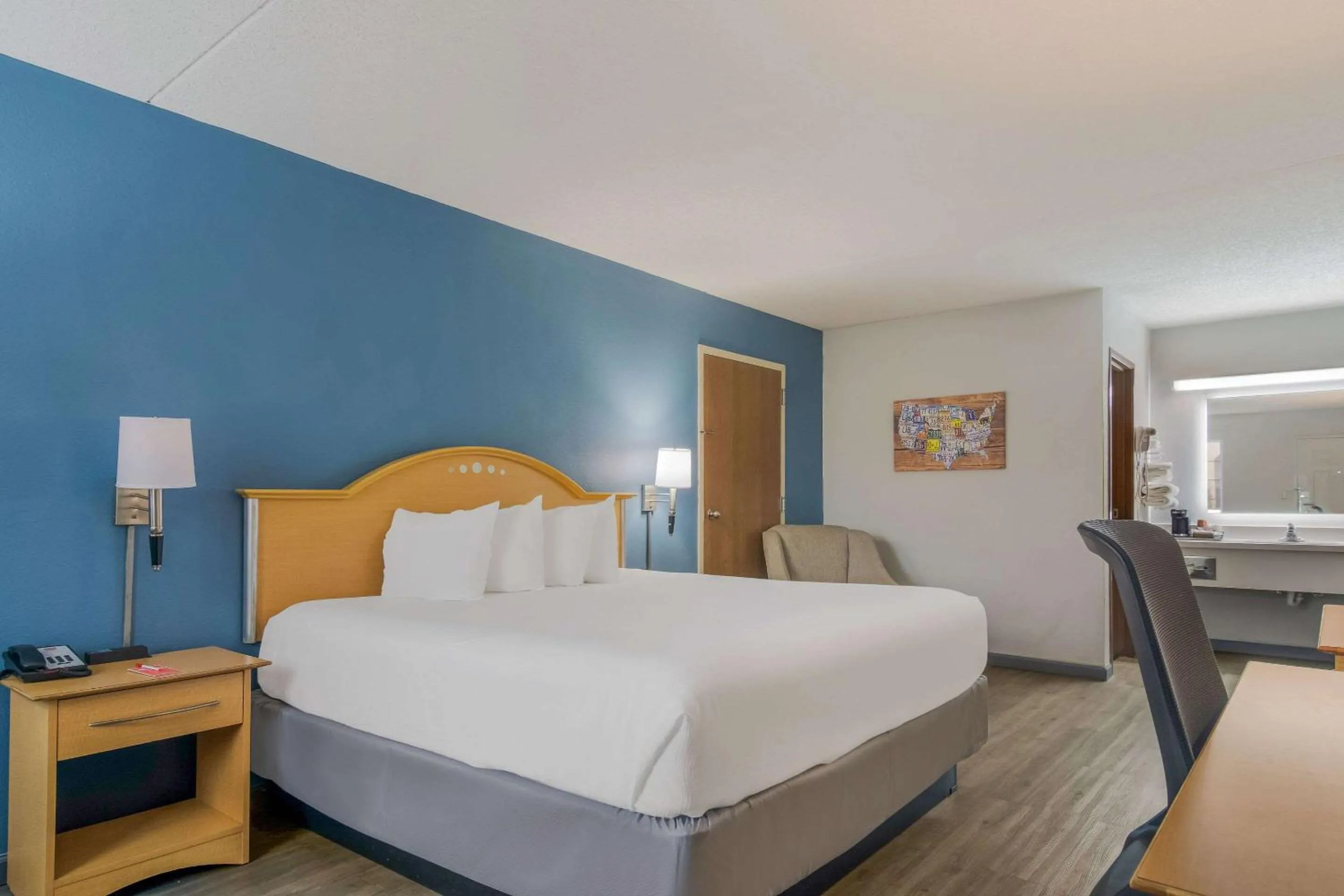 Photo of the whole room, Bed in Econo Lodge Branson Theater District