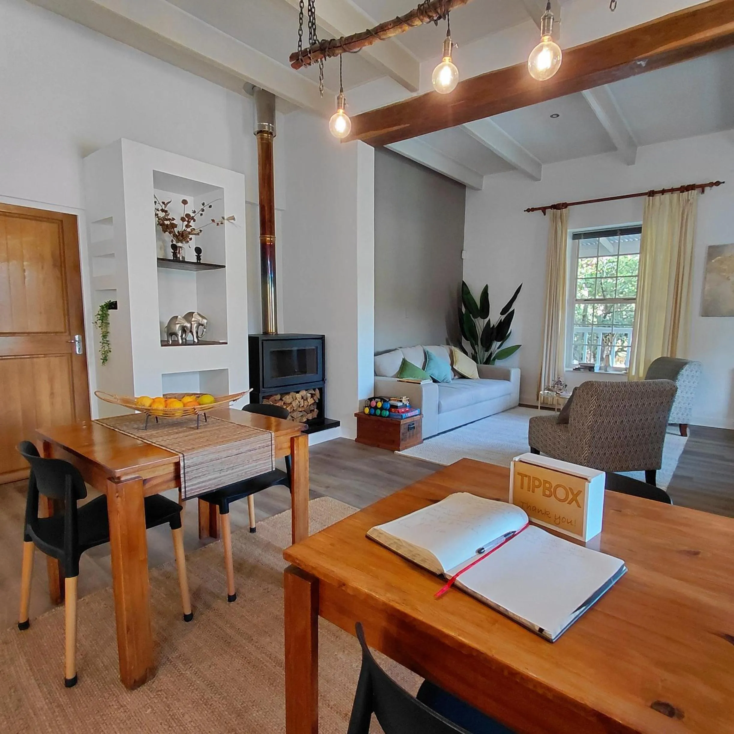 Communal lounge/ TV room in Swellendam Country Lodge - Guest House - B&B