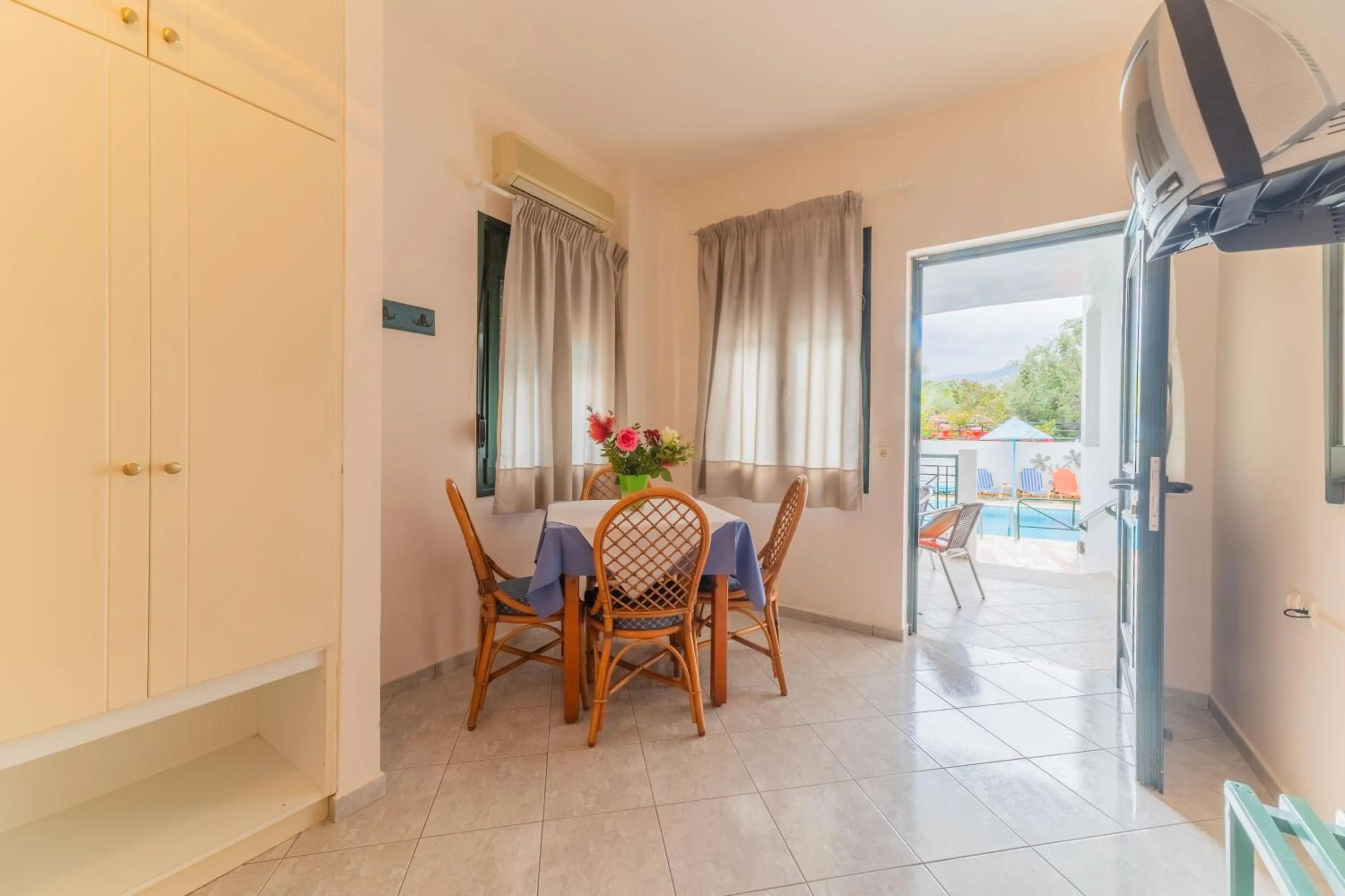 Dining area in Kastro Studios Apartments