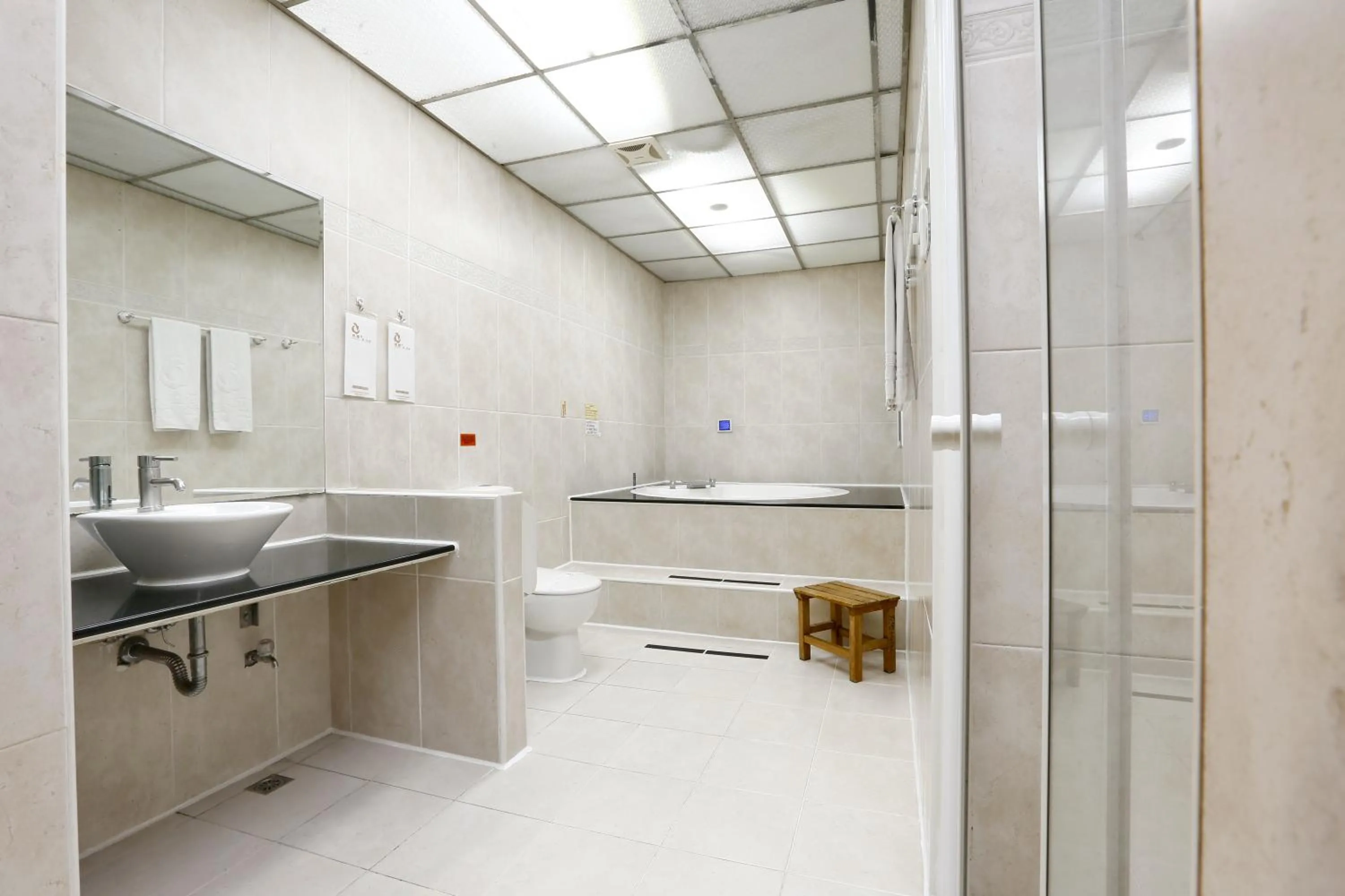 Deluxe Suite with Spa Bath in HX Motel - FengShan by HXgroup
