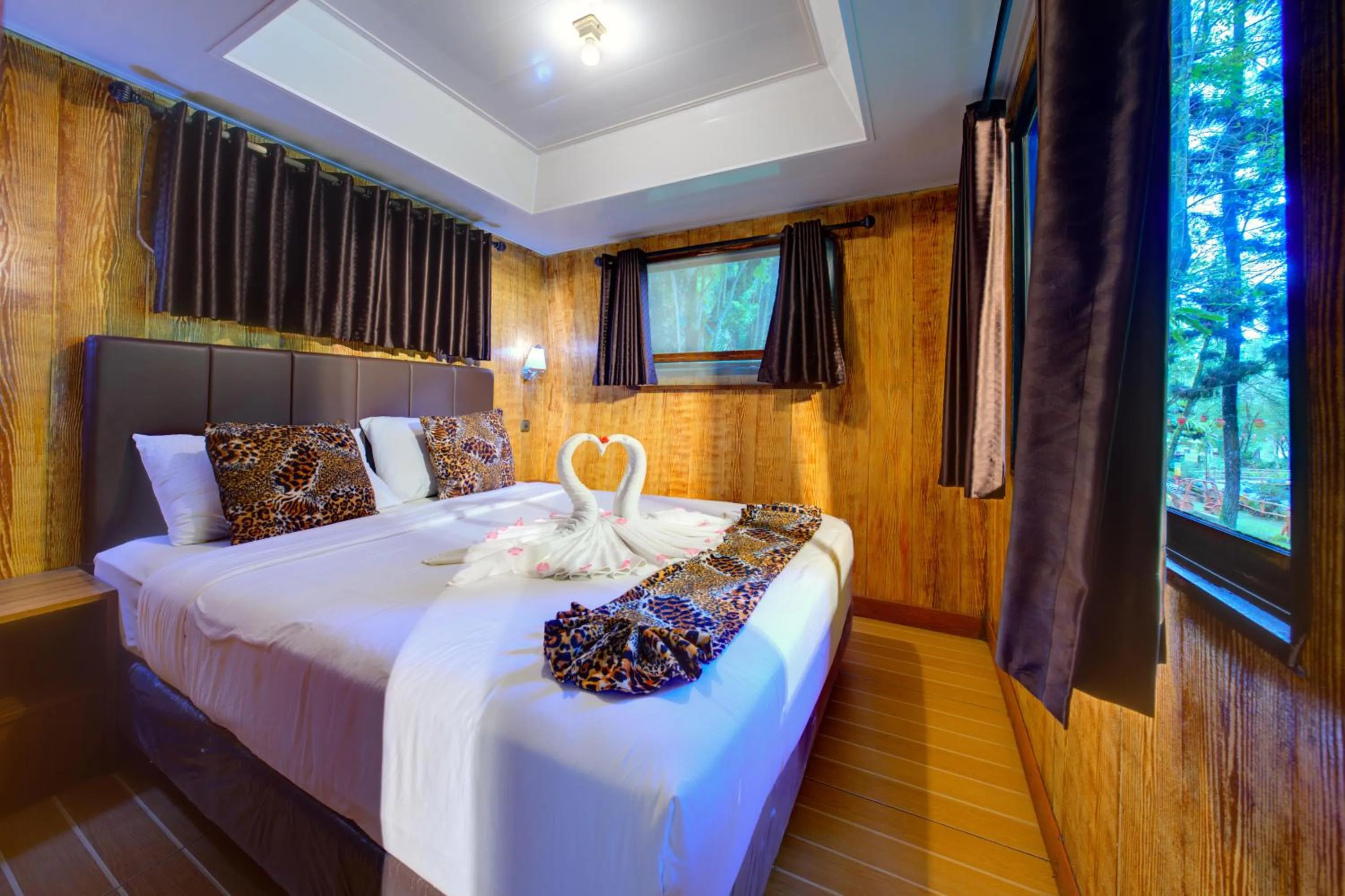 Bedroom, Bed in Safari Resort