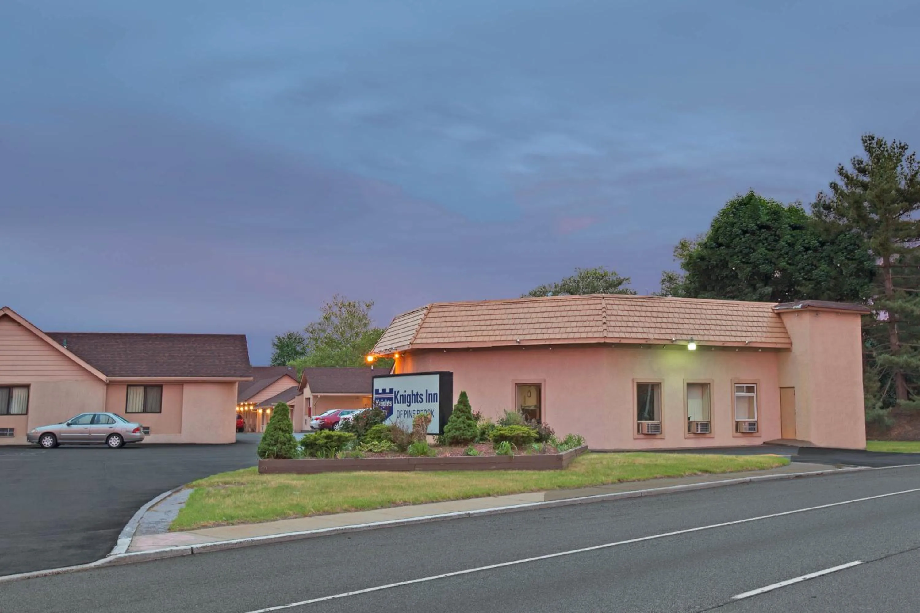 Property Building in Knights Inn Pine Brook