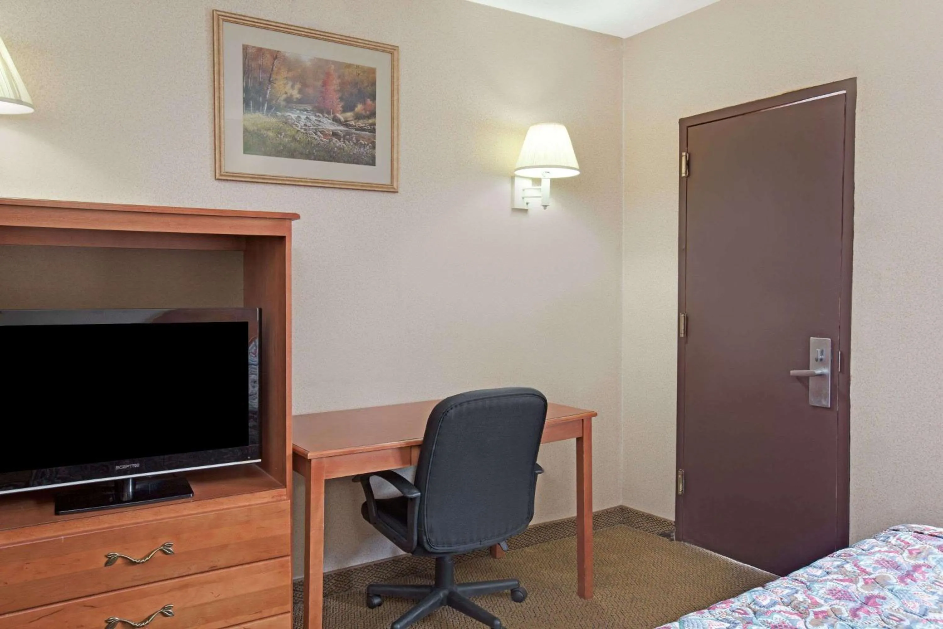 Photo of the whole room, Bed in Knights Inn Pine Brook