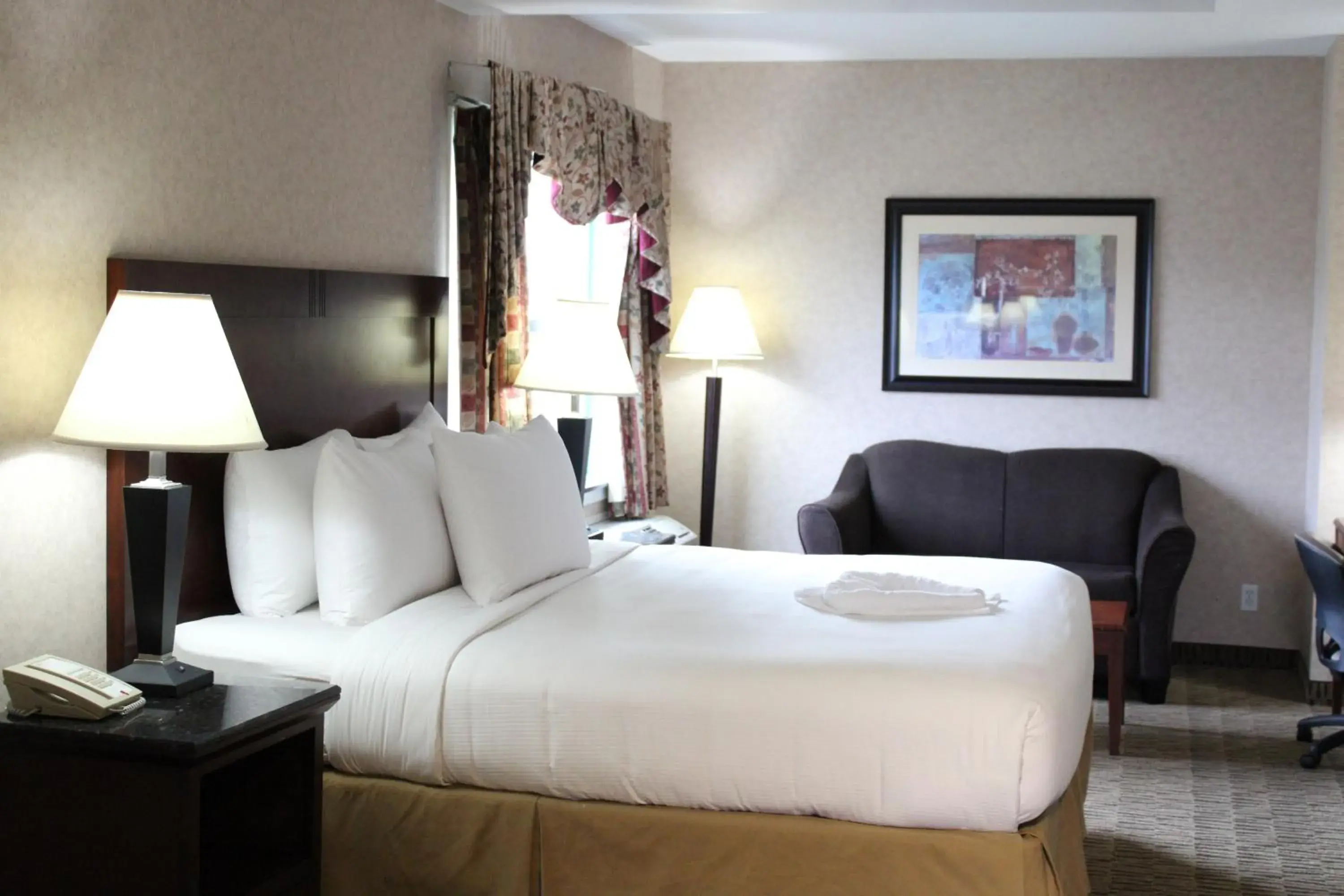 Bed in Pacific Inn & Suites Kamloops Bed in Pacific Inn & Suites Kamloops