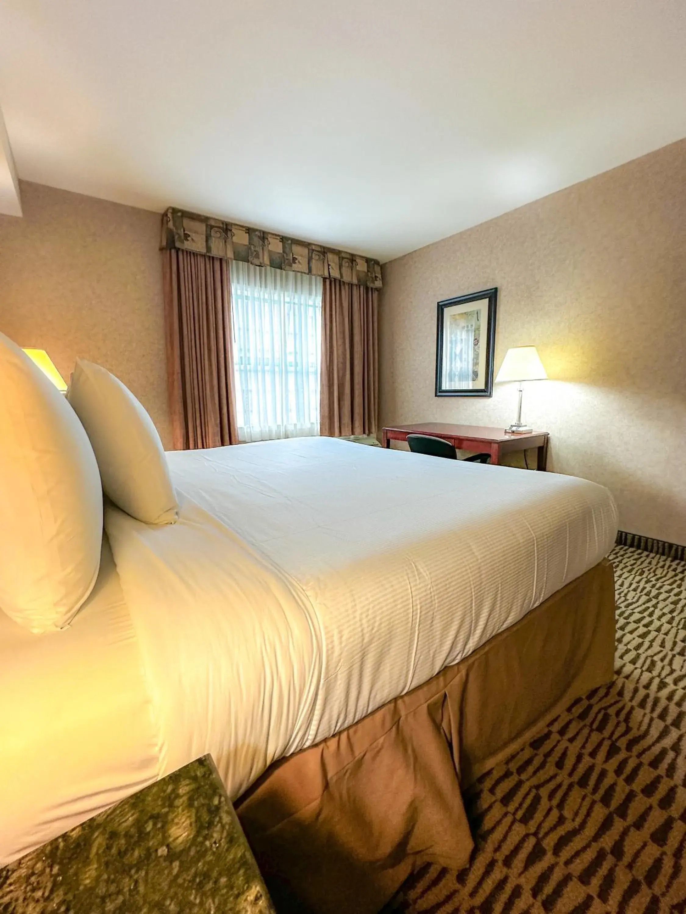 Bed in Pacific Inn & Suites Kamloops Bed in Pacific Inn & Suites Kamloops