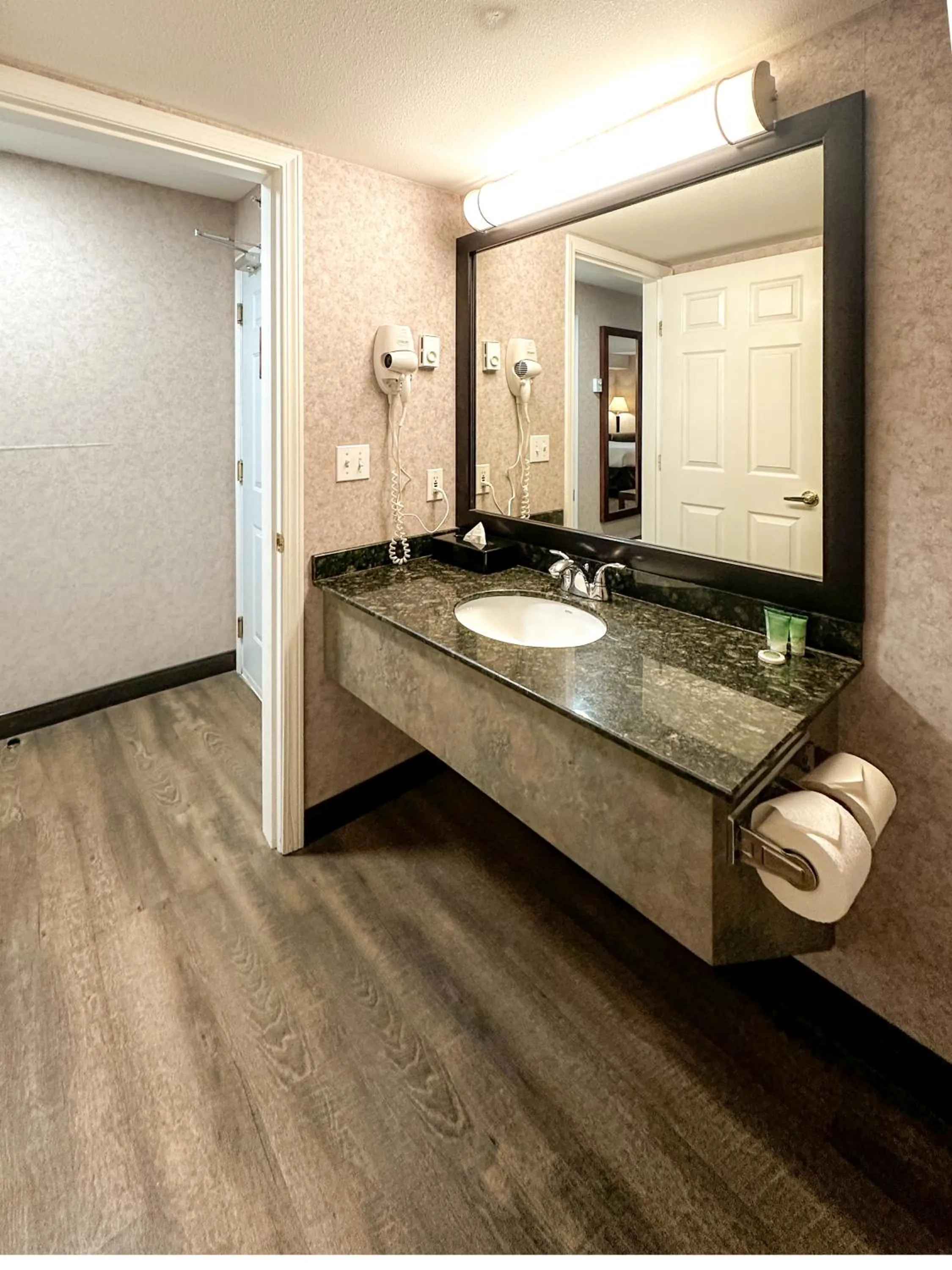 Bathroom in Pacific Inn & Suites Kamloops